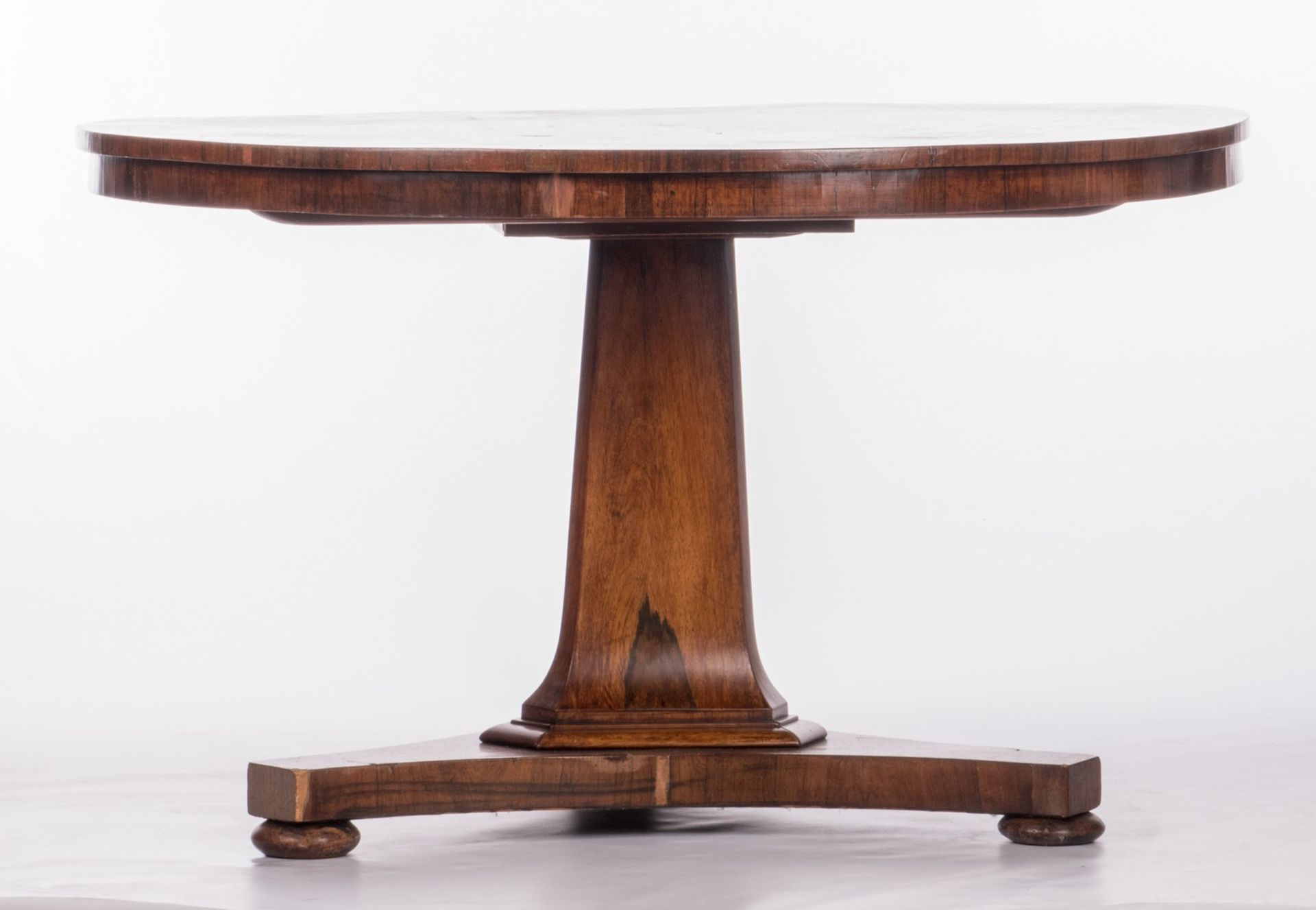 A rosewood veneered mid 19thC dinner table, H 74 - Diameter 122 cm - Bild 2 aus 11