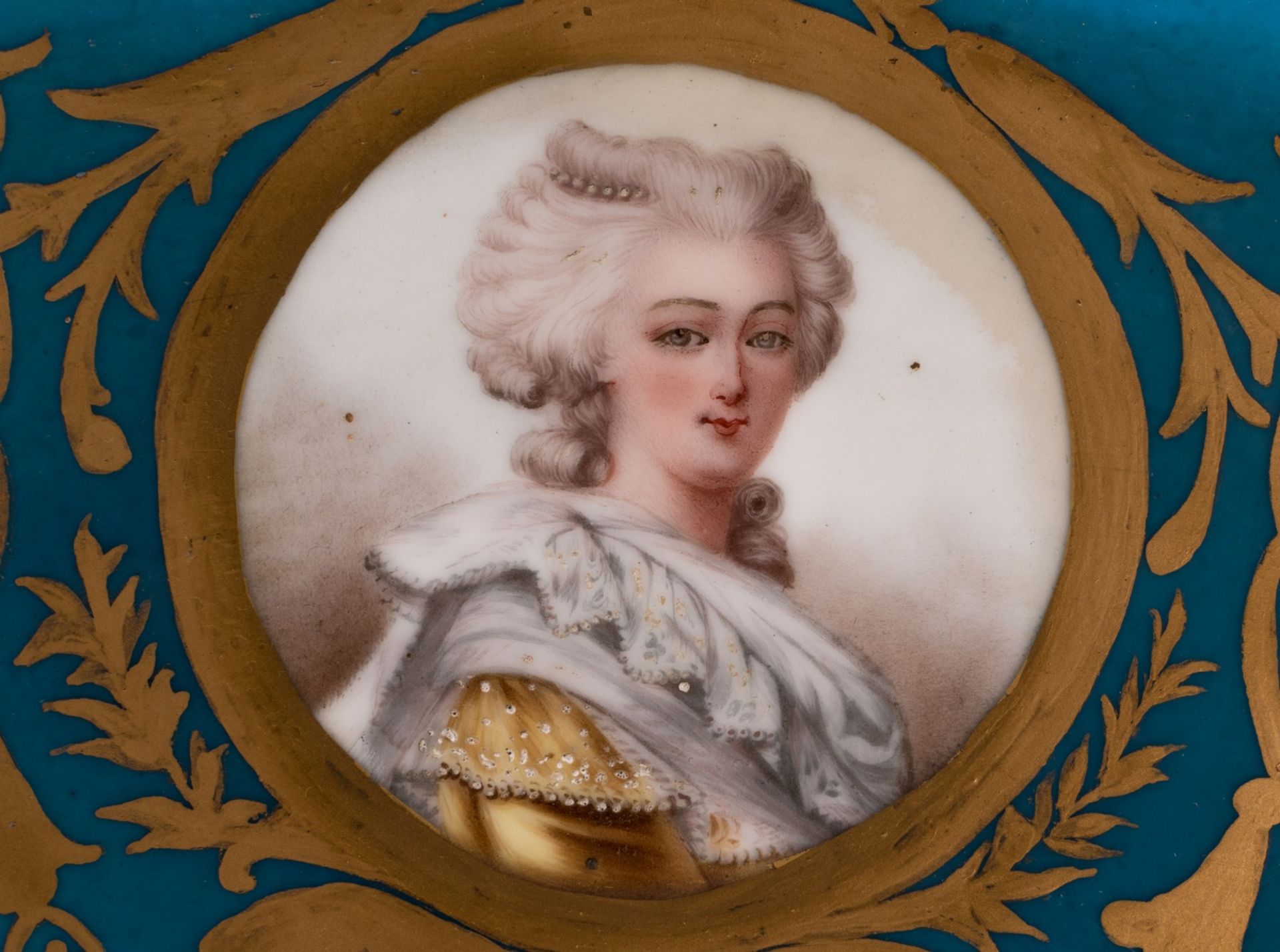An ornamental plate depicting the French royal family (Ancien Régime), gold-layered bleu céleste - Bild 8 aus 9
