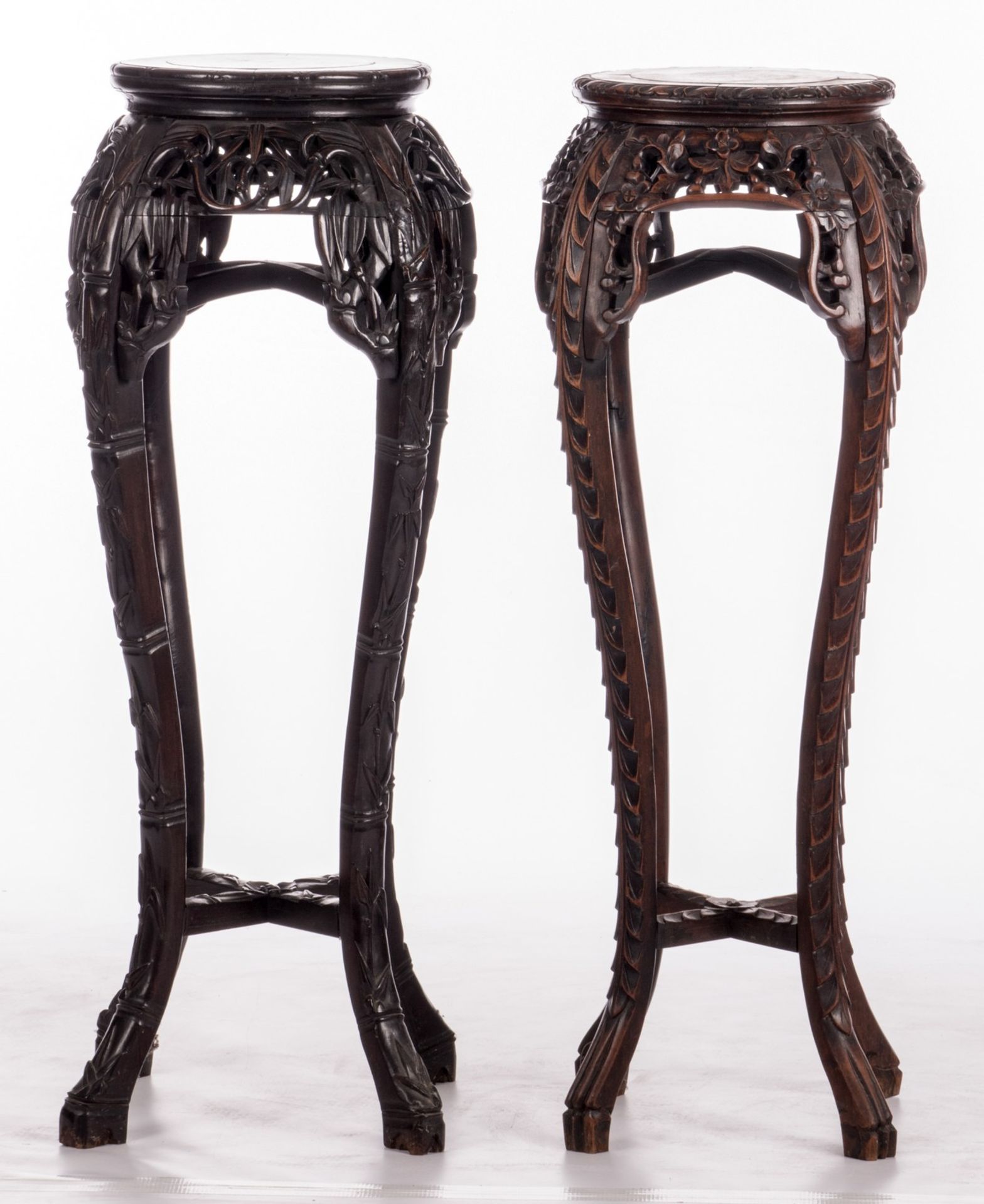 Two Chinese carved hardwood stools with marble top, about 1900, H 91 - 92 cm, Diameter 39 - 41 cm ( - Bild 4 aus 9