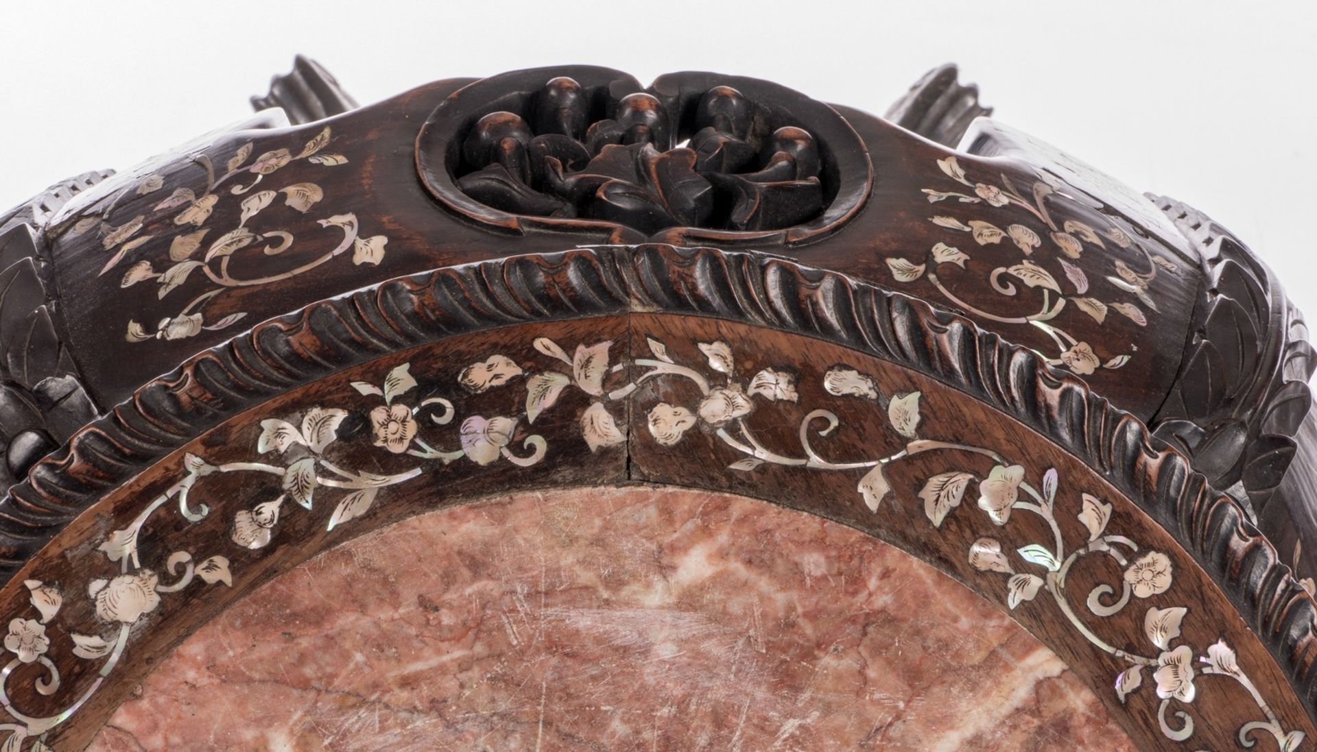 A large Chinese carved hardwood stool with mother-of-pearl inlay and a marble top, about 1900, H - Bild 7 aus 12