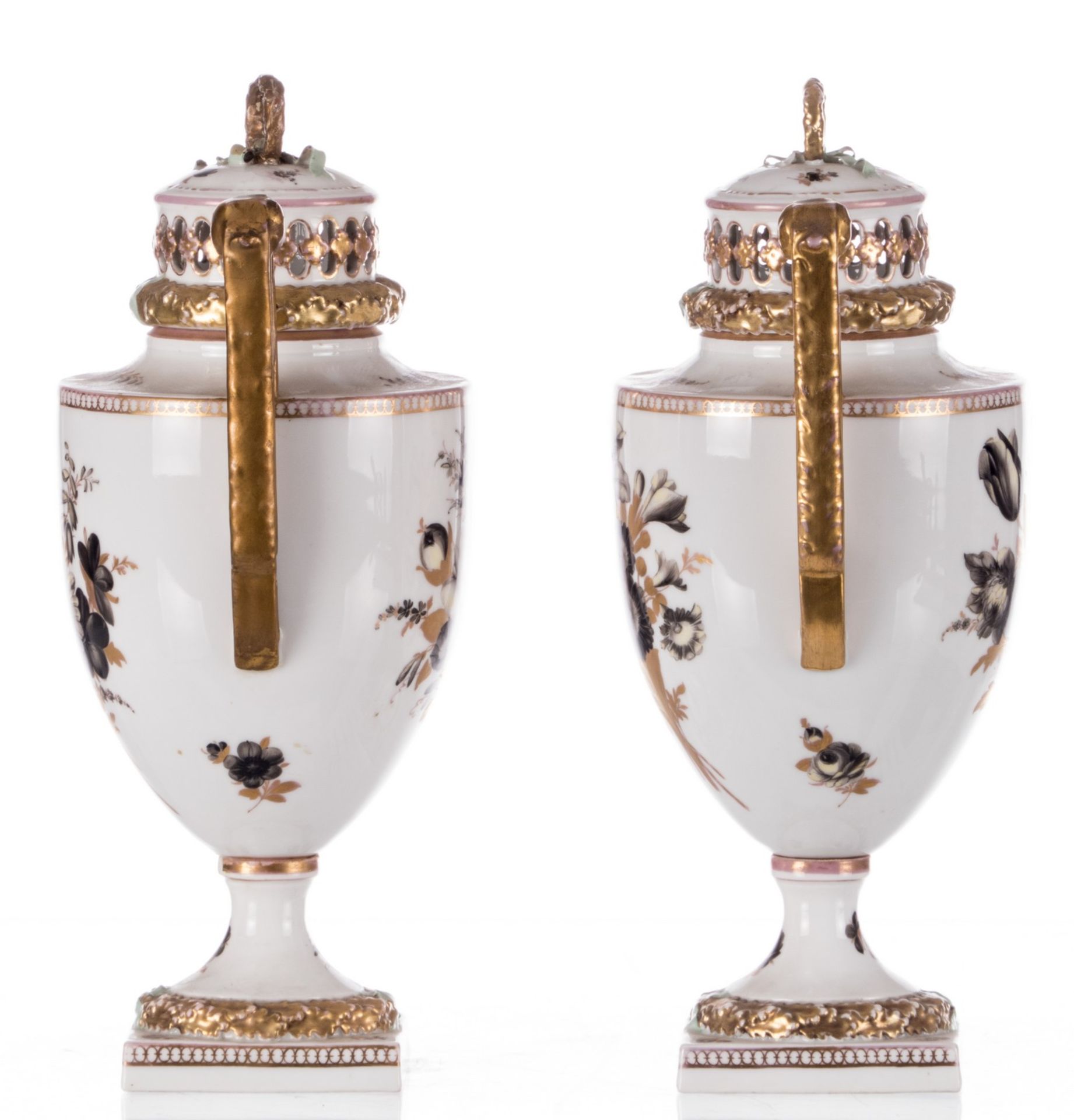 A pair of neoclassical vases with cover, polychrome and gilt decorated, with a Meissen - Augustus - Image 2 of 11