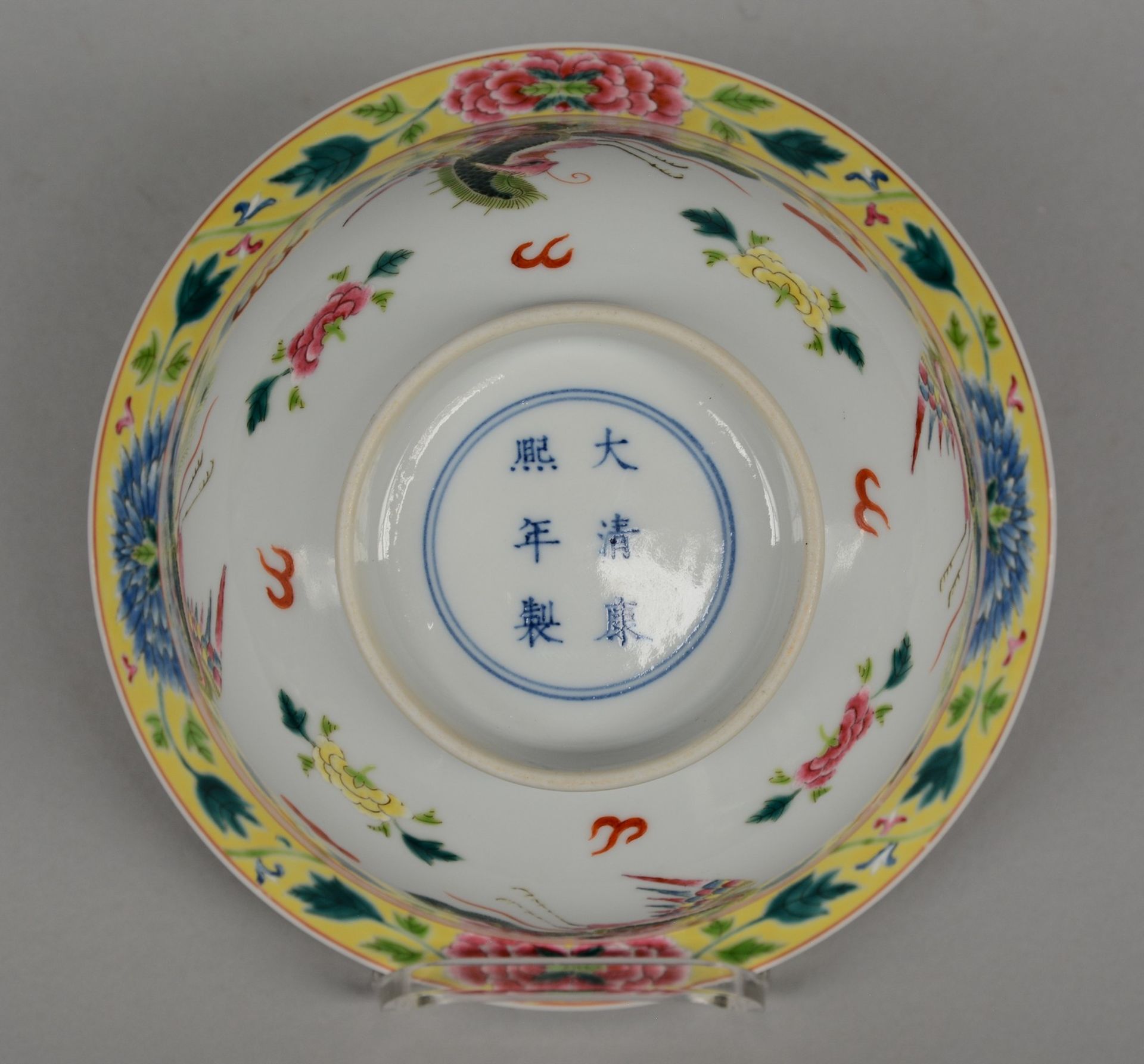 A Chinese polychrome bowl, decorated with butterflies and flowers, marked Kangxi (1662 - 1722), - Bild 7 aus 8