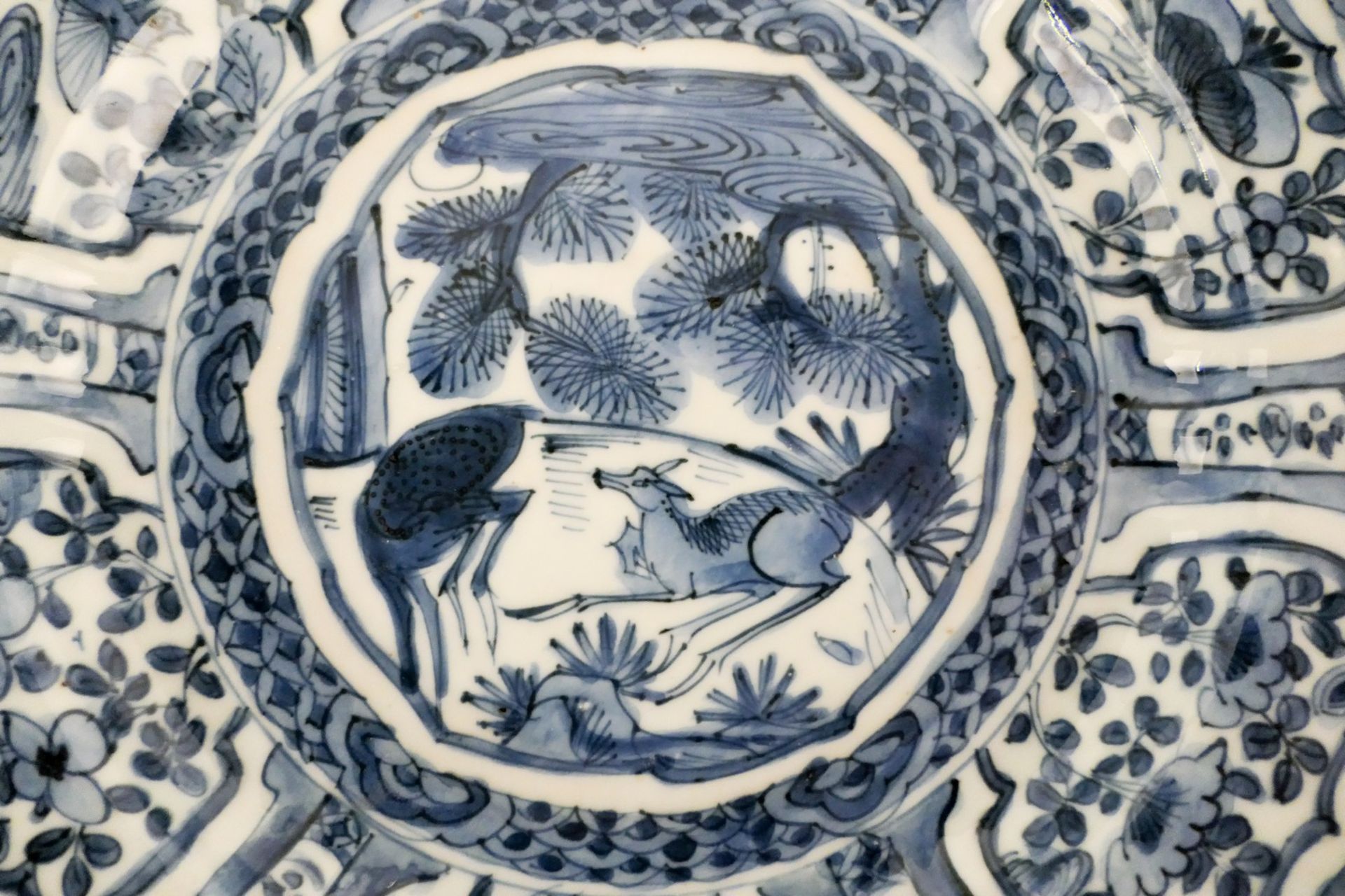 Two Chinese kraak porcelain dishes, blue and white decorated with a deer in a landscape and floral - Bild 8 aus 11