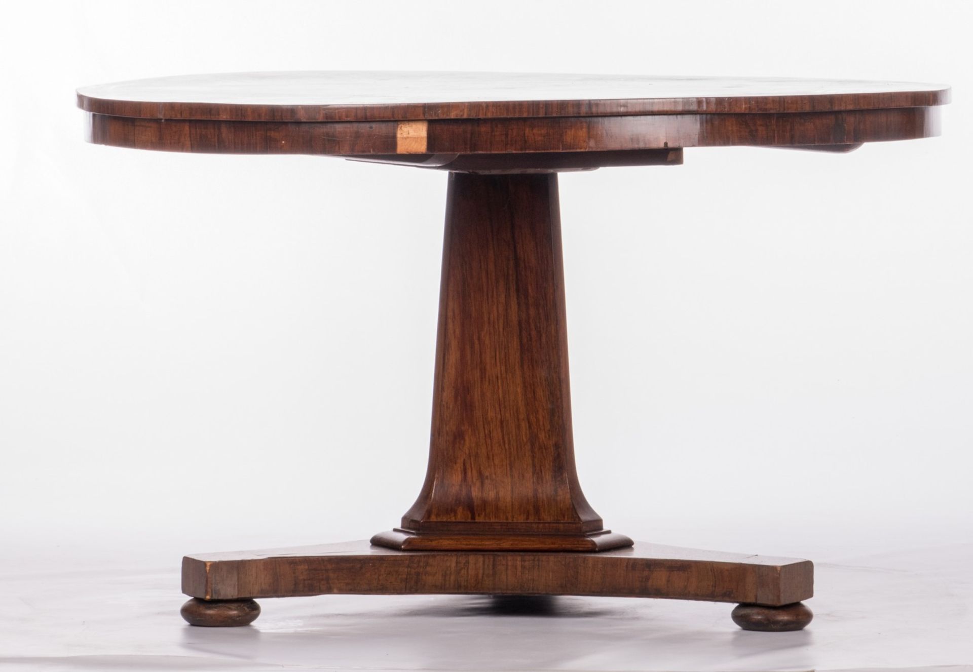 A rosewood veneered mid 19thC dinner table, H 74 - Diameter 122 cm - Bild 4 aus 11
