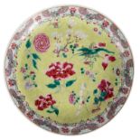 A Chinese green ground famille rose plate, decorated with flower branches, Qianlong mark, H 8,5 cm -