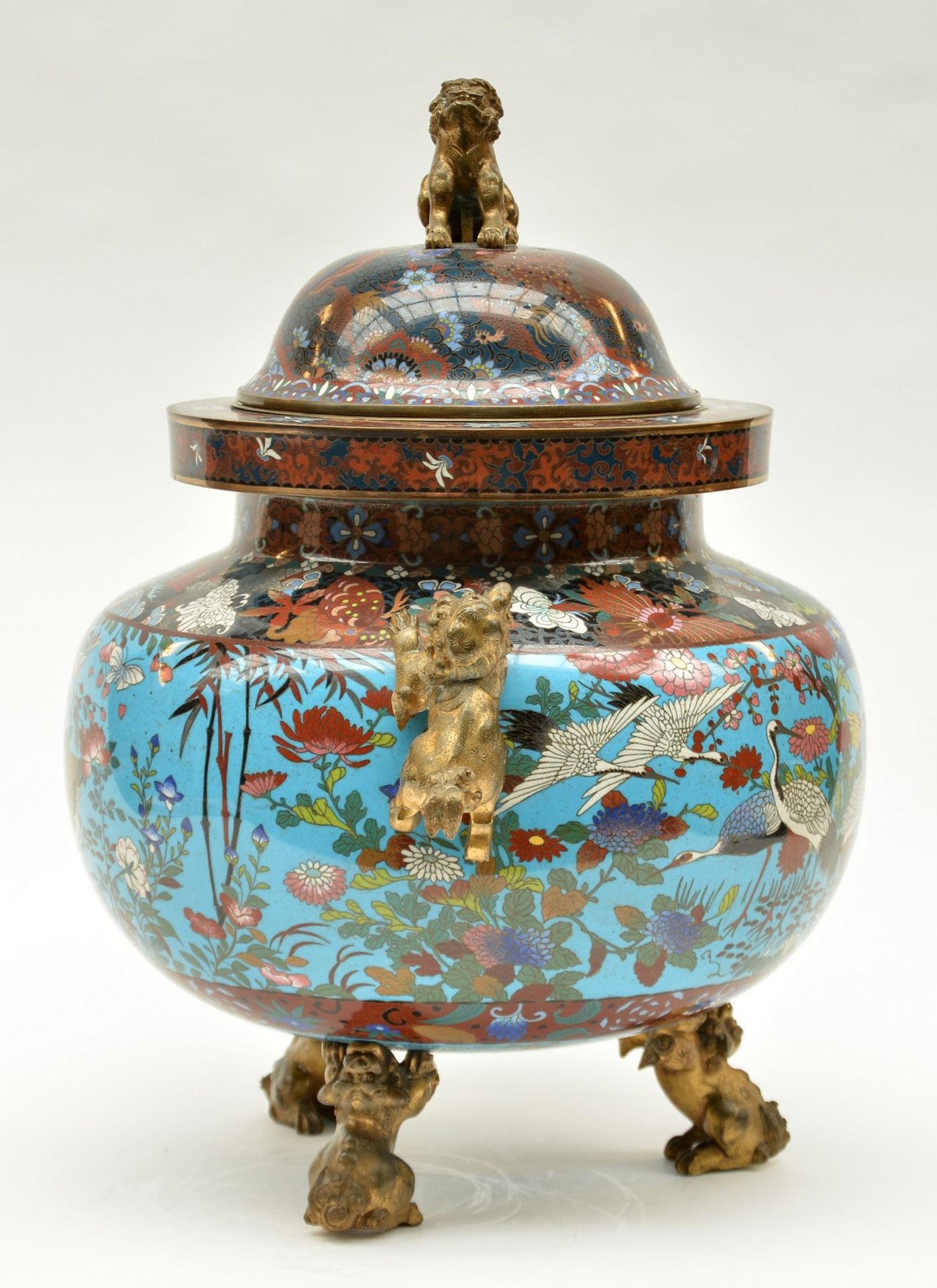 A Chinese cloisonné vase and cover, decorated with animals and floral motifs, the gilt bronze - Bild 18 aus 18