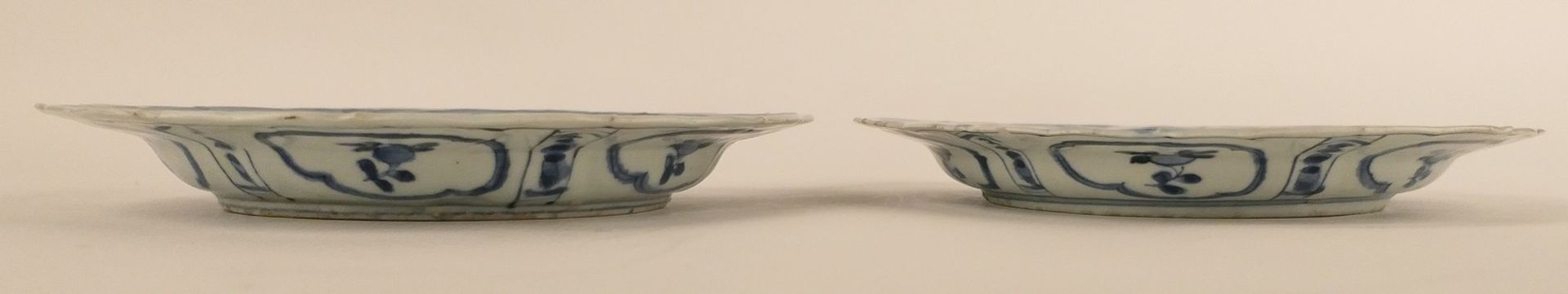 Two Chinese kraak porcelain dishes, blue and white decorated with a deer in a landscape and floral - Bild 4 aus 11