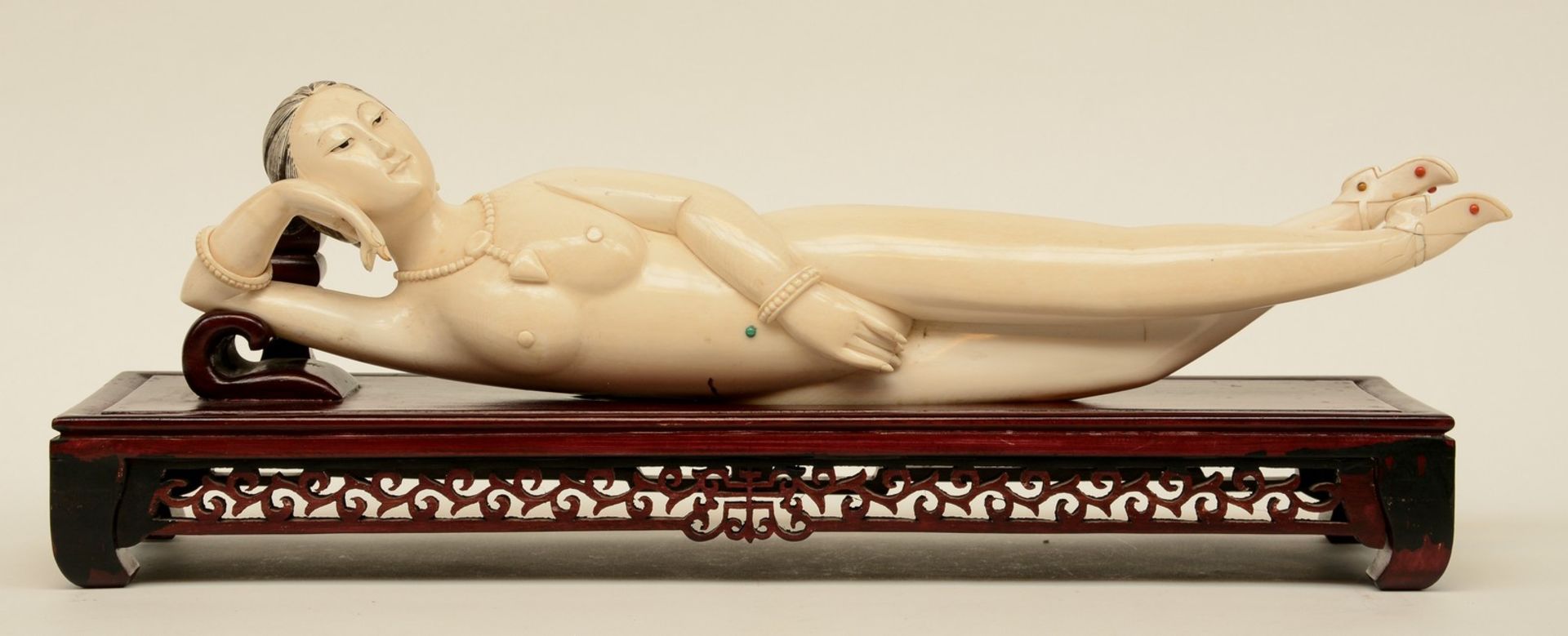 A Chinese ivory Medicine Lady,ivory with coloured engraving decoration with semi-precious stones - Bild 2 aus 8