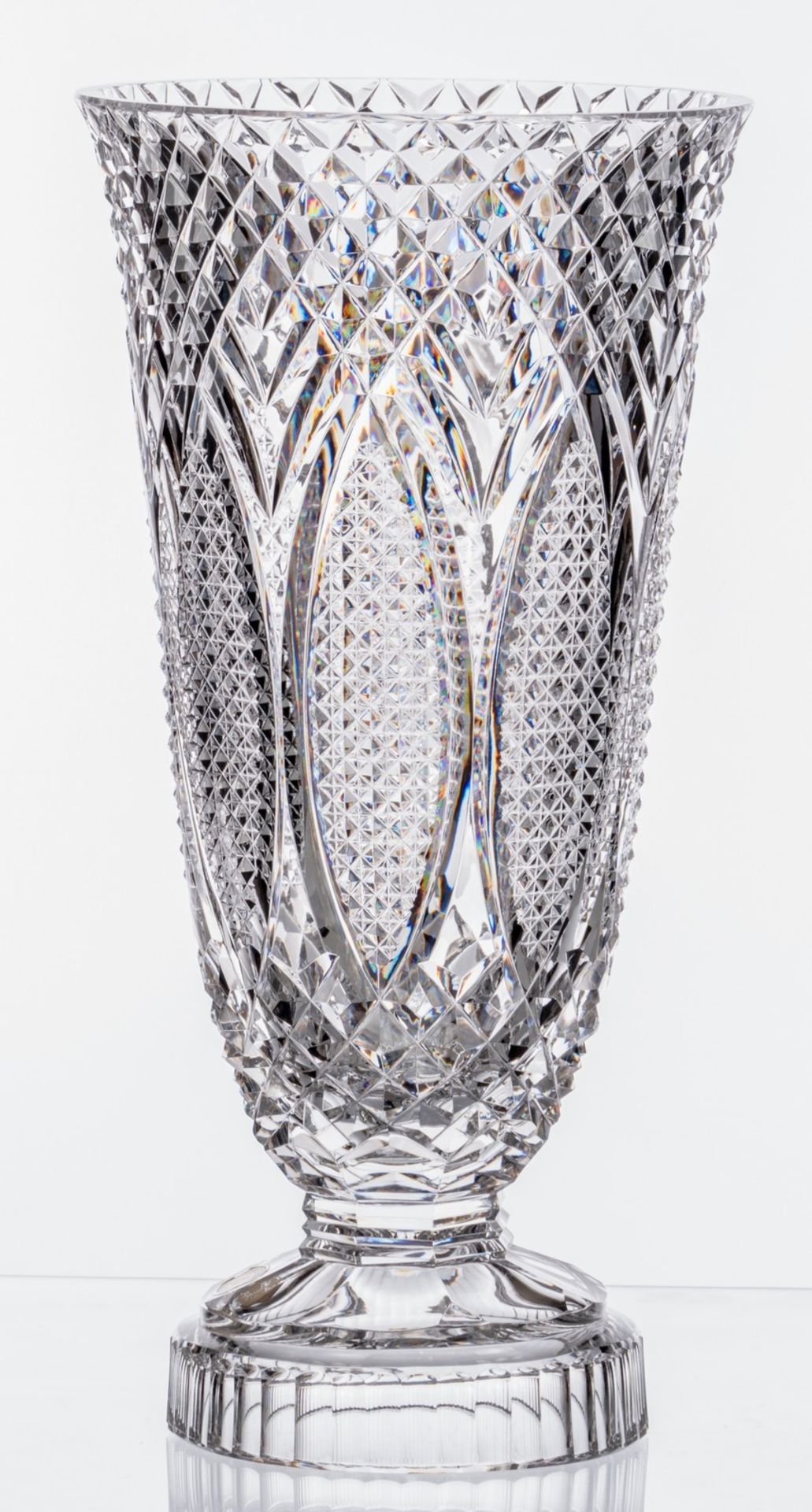 An impressive crystal diamond cut ornamental vase, Val St. Lambert, Fifties, H 56,5 cm - Bild 4 aus 6
