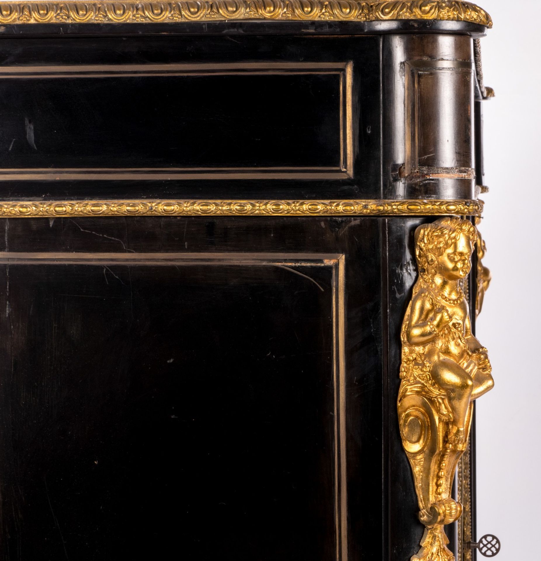 A so-called meuble d'appui 'en deuil' in Nap. III-style, brass and composite marquetry, gilt brass - Bild 15 aus 15