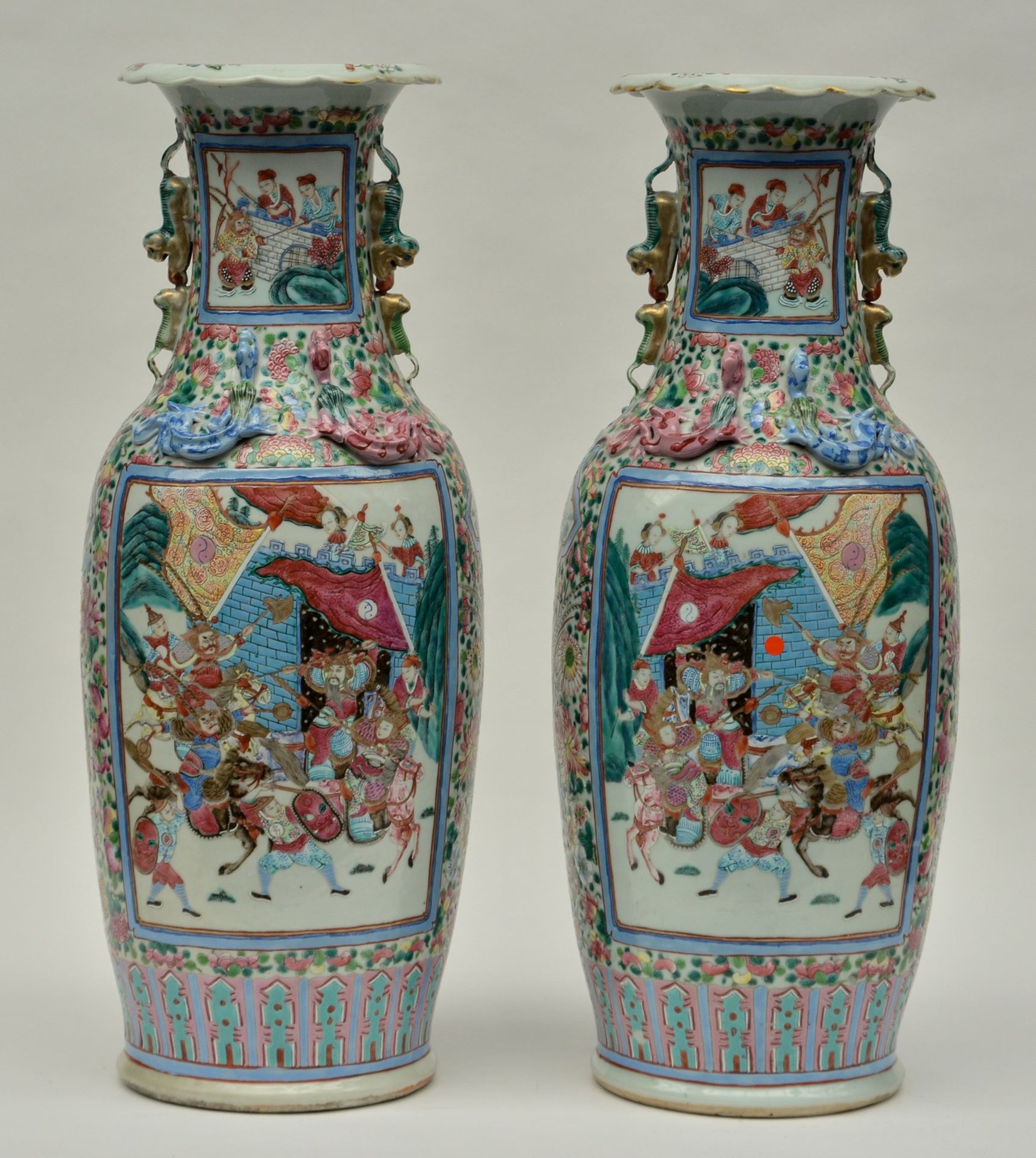 A pair of Chinese famille rose vases, decorated with warriors and a court scene, 19thC, H 64 cm - Bild 6 aus 12