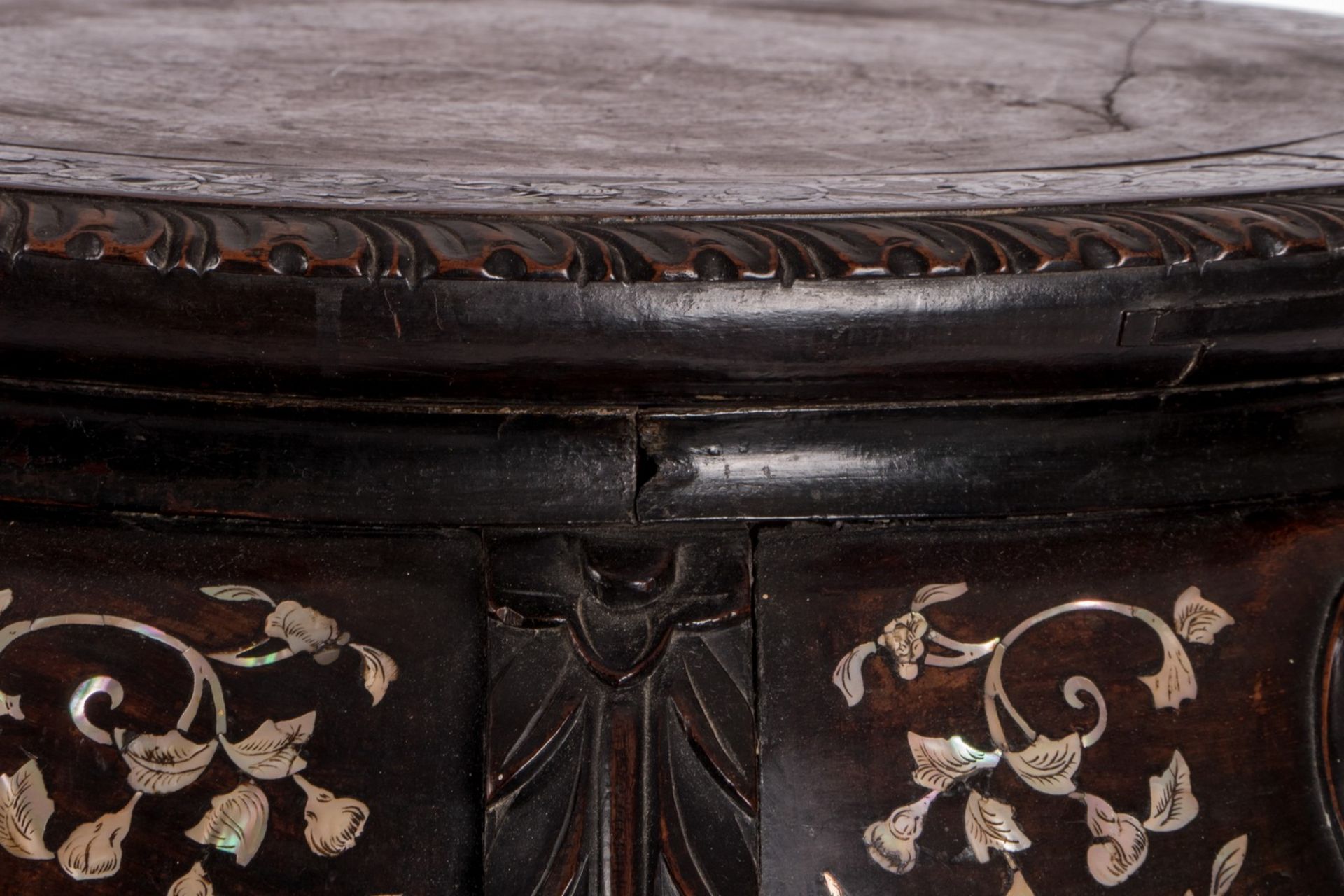 A large Chinese carved hardwood stool with mother-of-pearl inlay and a marble top, about 1900, H - Bild 11 aus 12