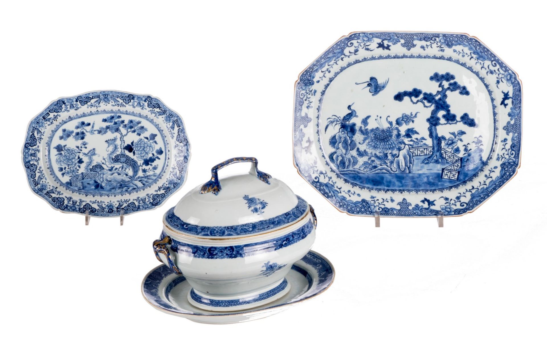 A Chinese blue and white and gilt decorated tureen on a matching plate with floral motives, 18thC;