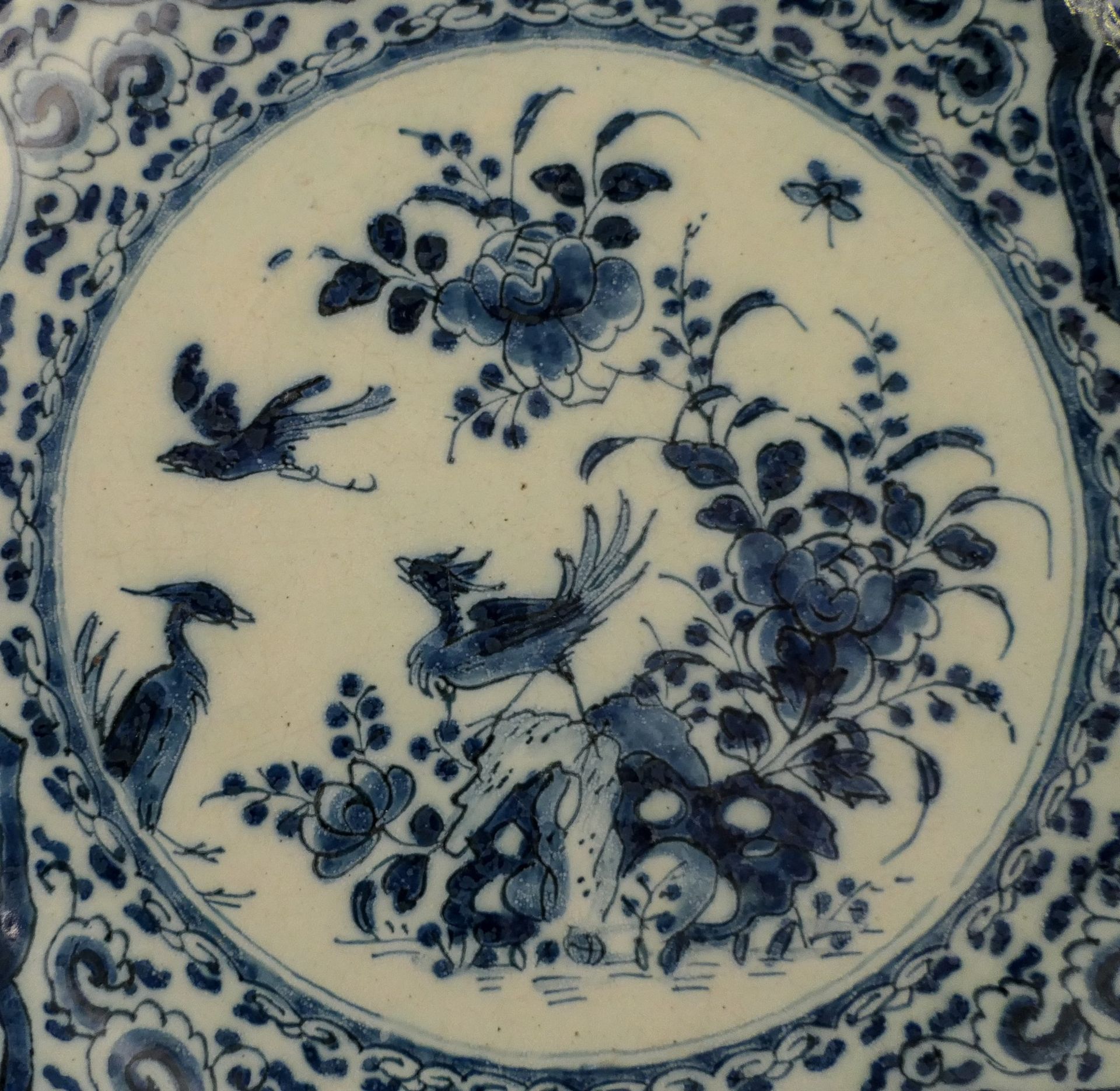 A blue and white 'theeboom' decorated Dutch Delftware plate, marked 'De Witte Starre', Diameter 28 - Image 4 of 9