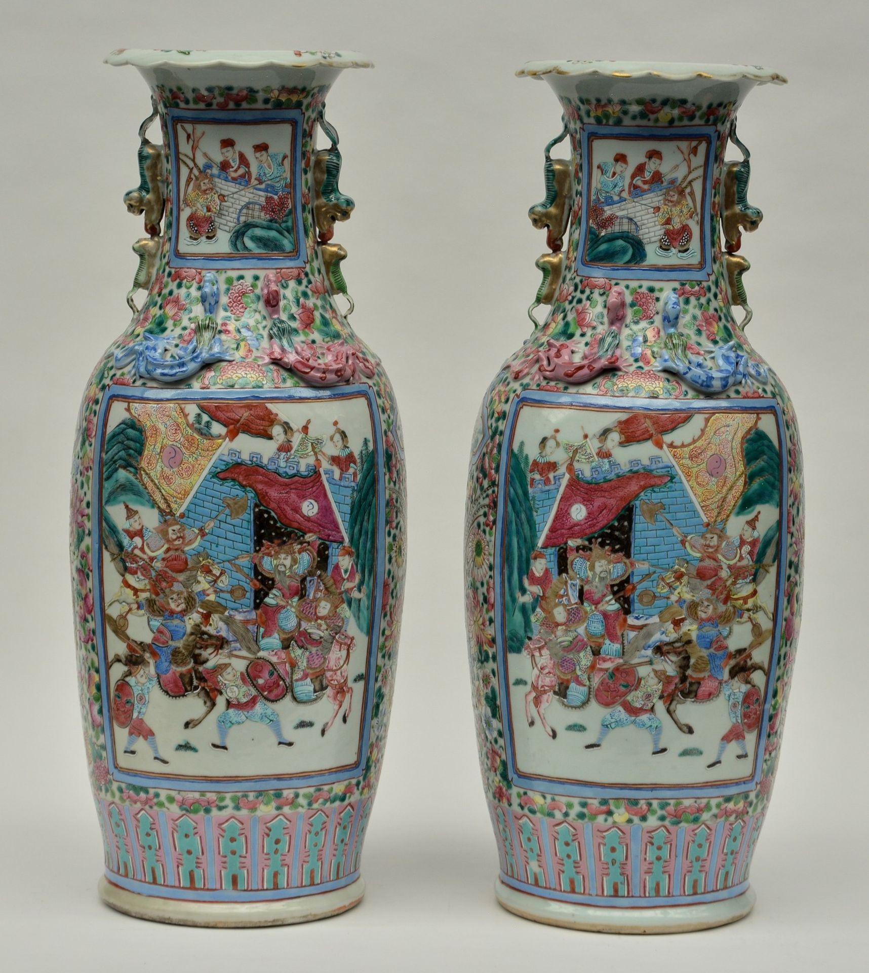 A pair of Chinese famille rose vases, decorated with warriors and a court scene, 19thC, H 64 cm - Bild 5 aus 12