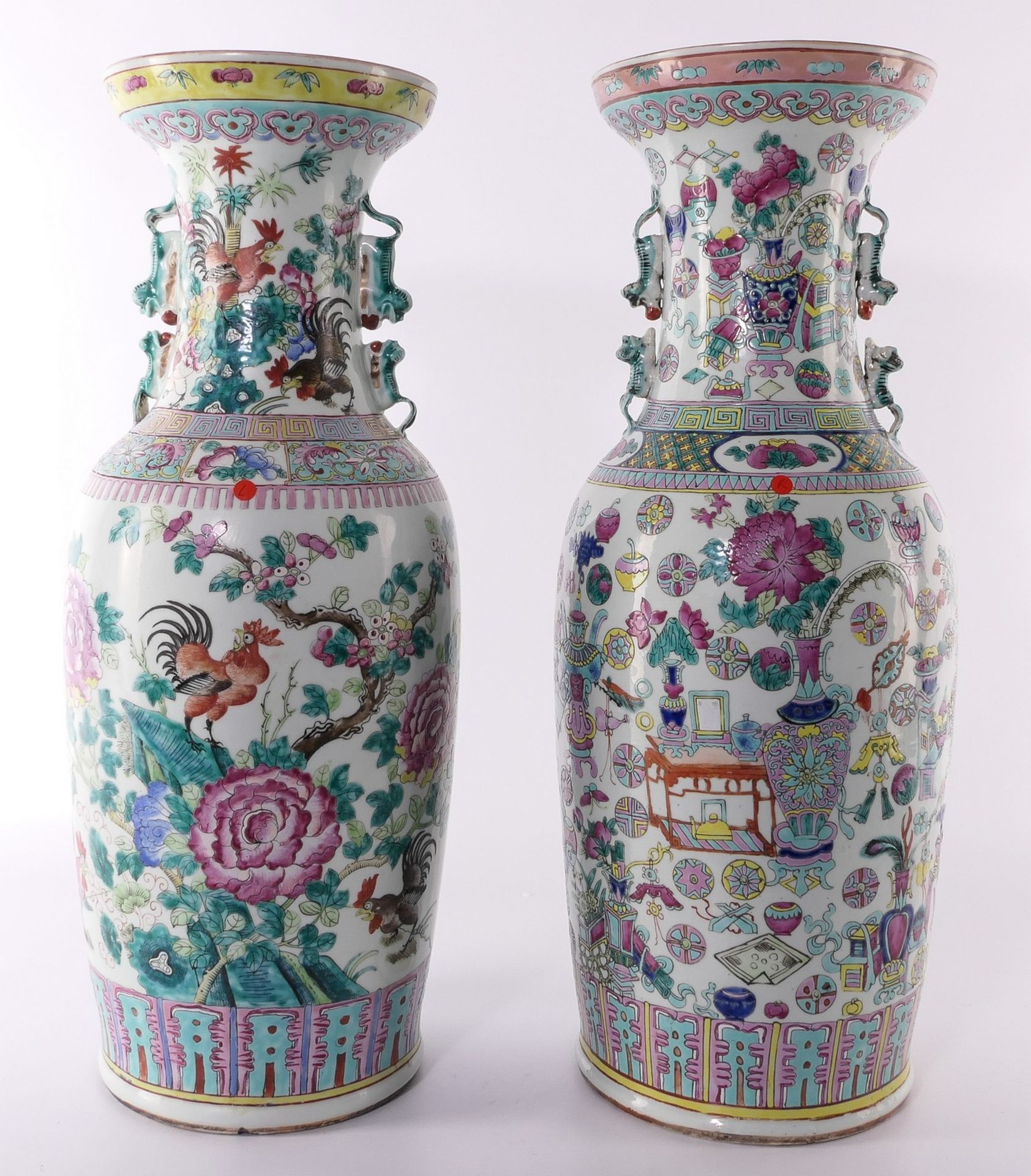 Two Chinese famille rose vases, one decorated with cocks and one with 100 antiquities, H 59 - 60,5 - Bild 2 aus 15