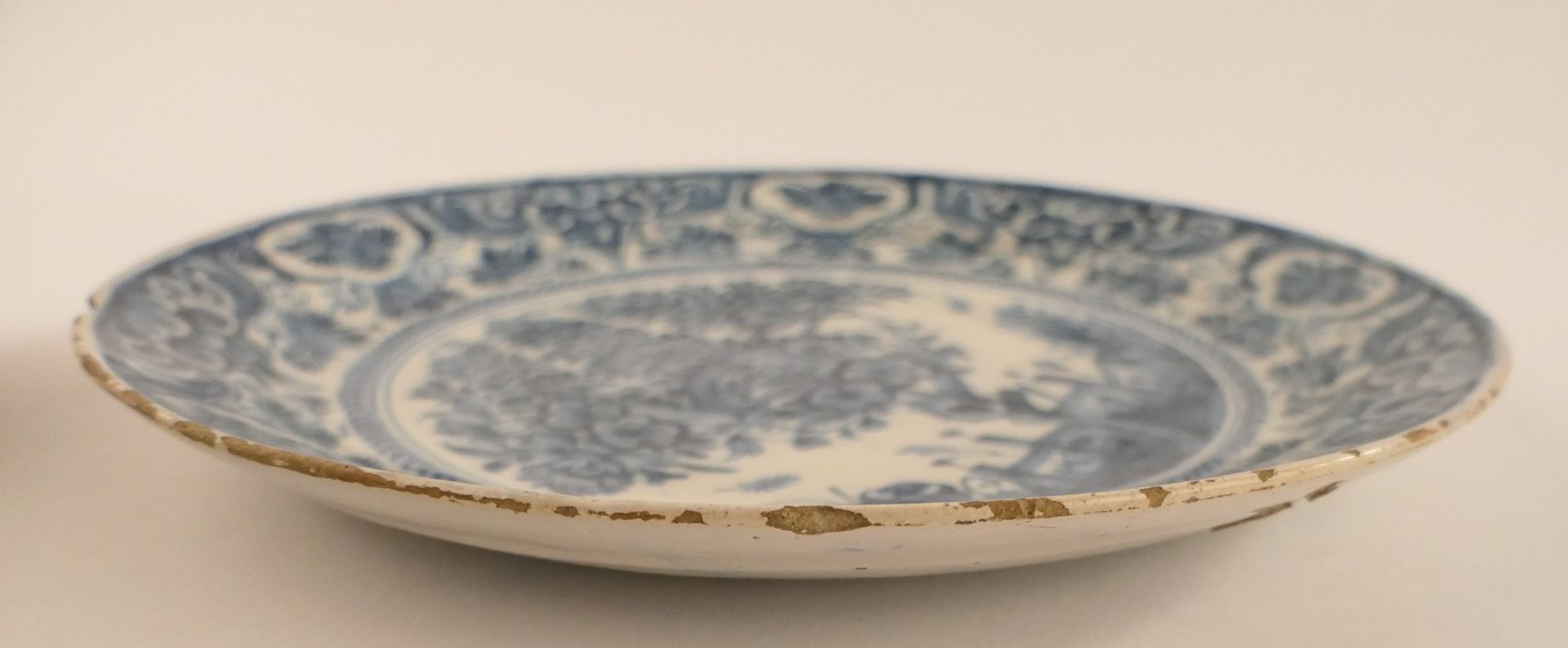 A blue and white 'theeboom' decorated Dutch Delftware plate, marked 'De Witte Starre', Diameter 28 - Image 9 of 9