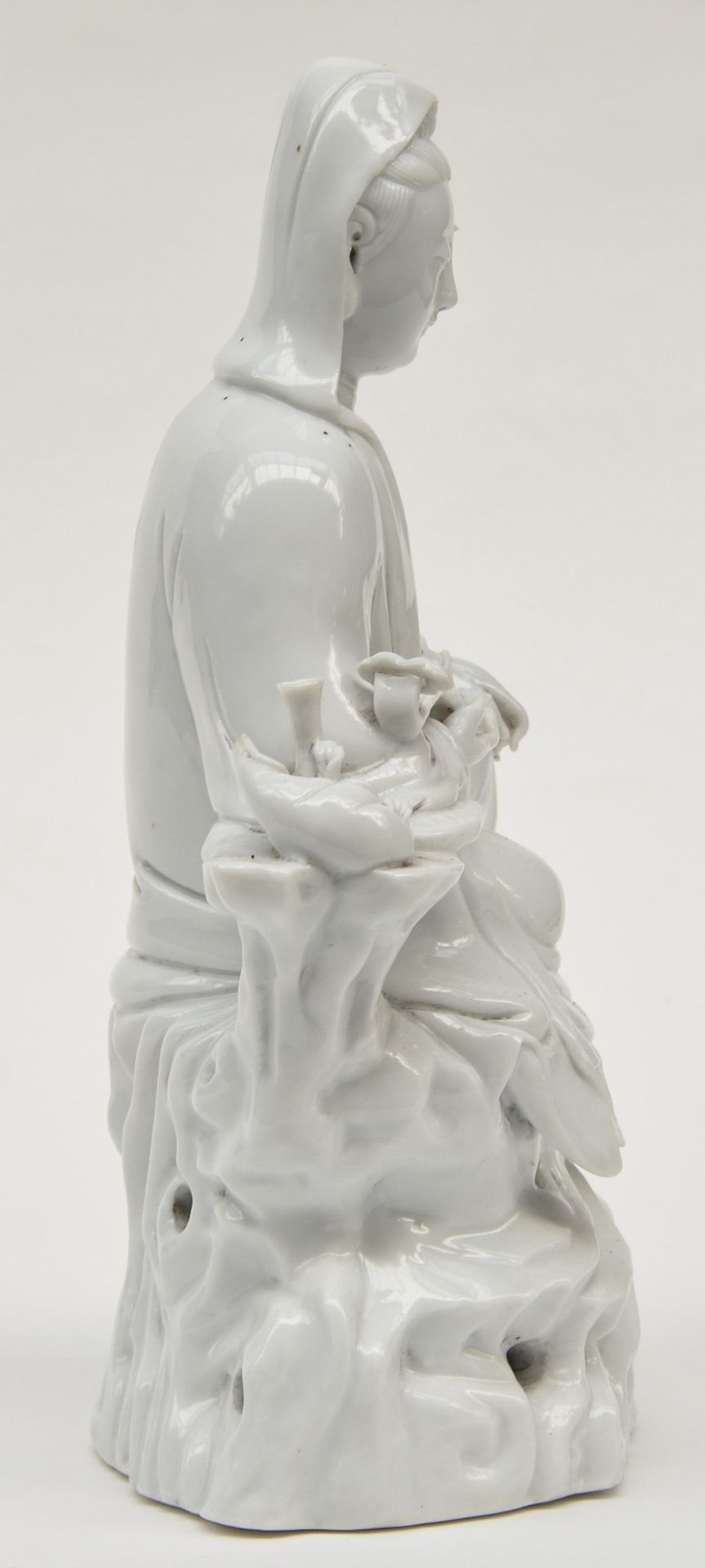 A Chinese 'Blanc de Chine' statue of a Guanyin, marked, 20thC, H 24 cm - Bild 4 aus 9