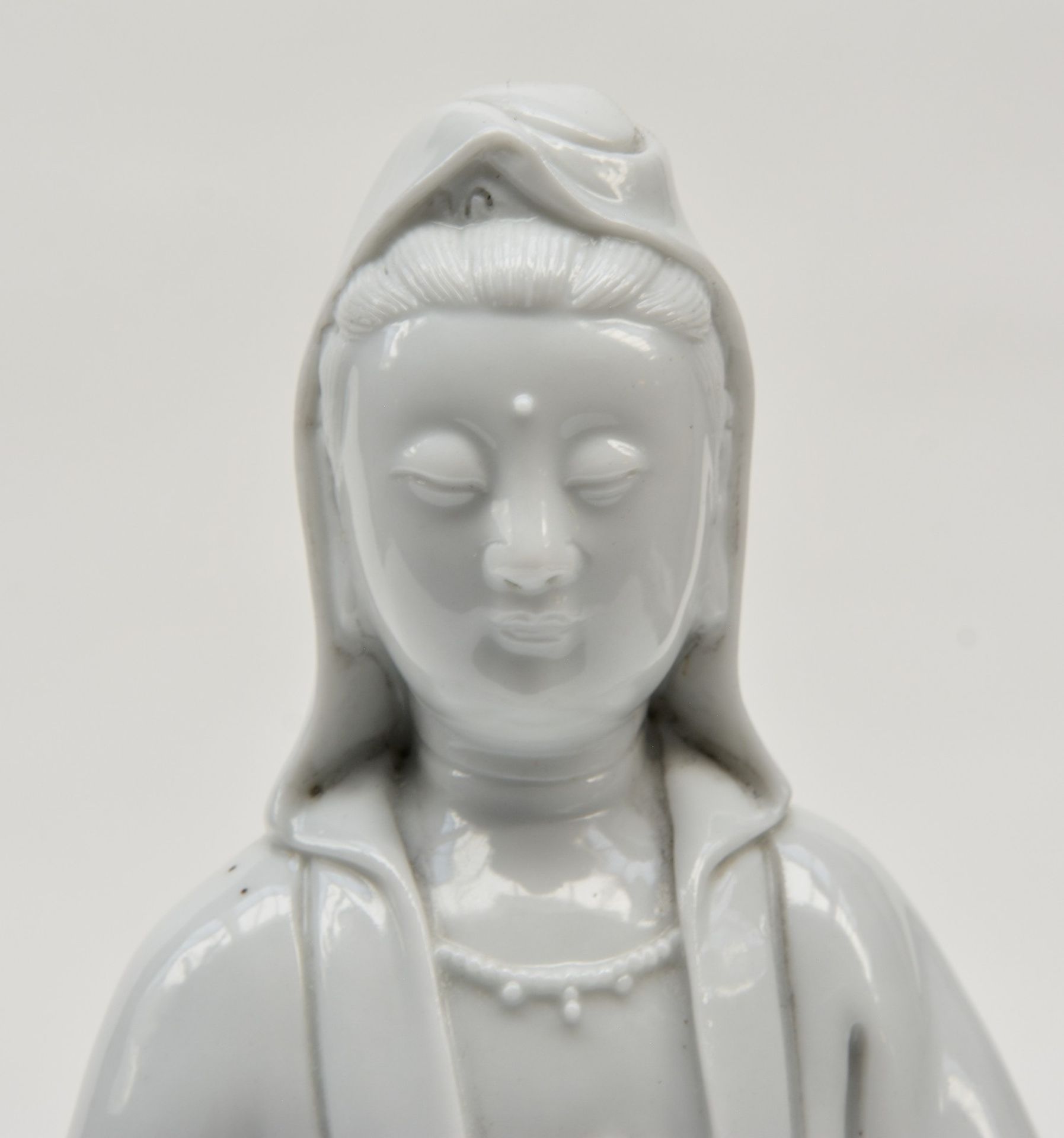A Chinese 'Blanc de Chine' statue of a Guanyin, marked, 20thC, H 24 cm - Bild 7 aus 9