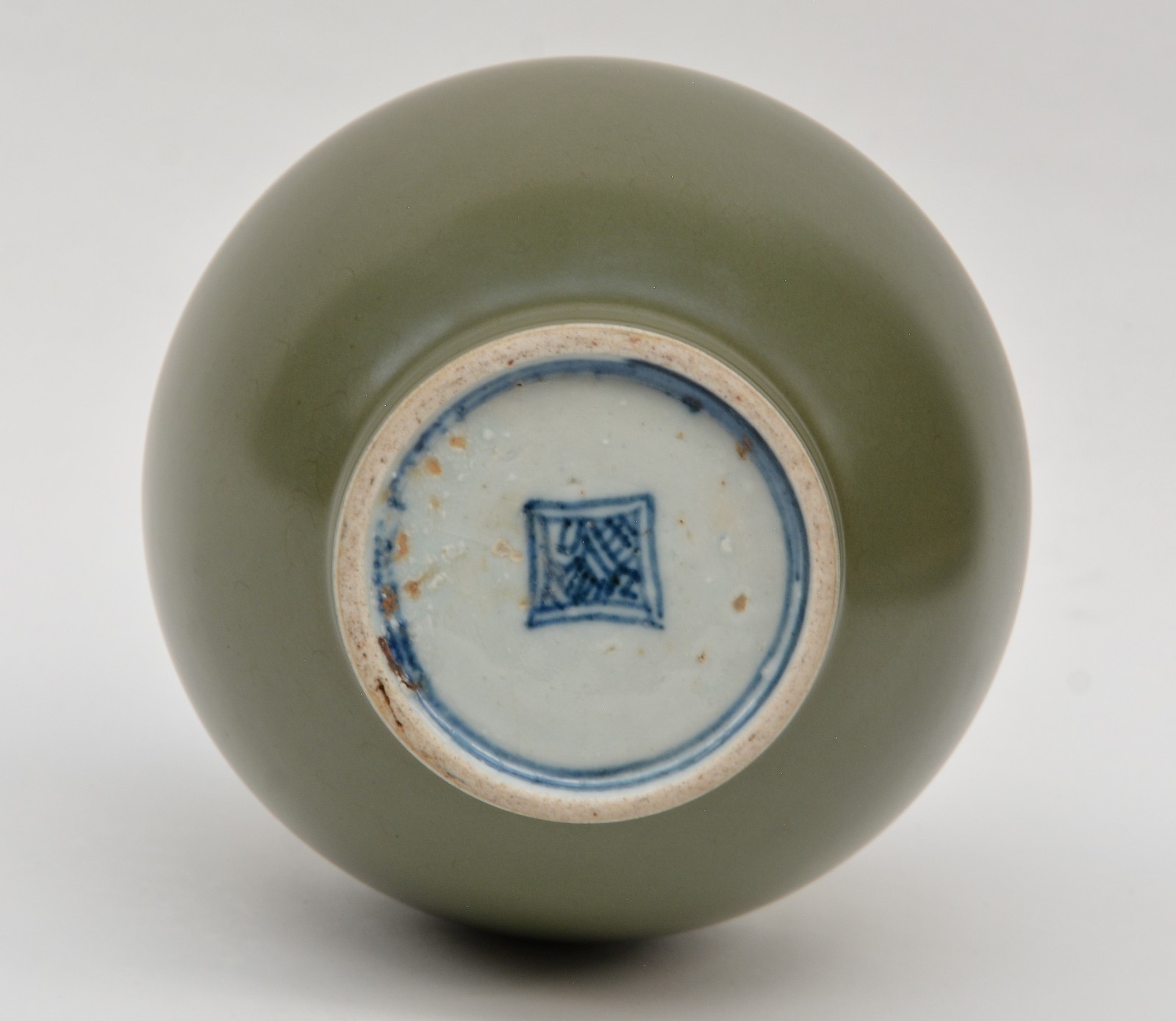 A Chinese monochrome olive green glazed bottle vase, with a blue underglaze mark, H 25 cm - Image 4 of 5