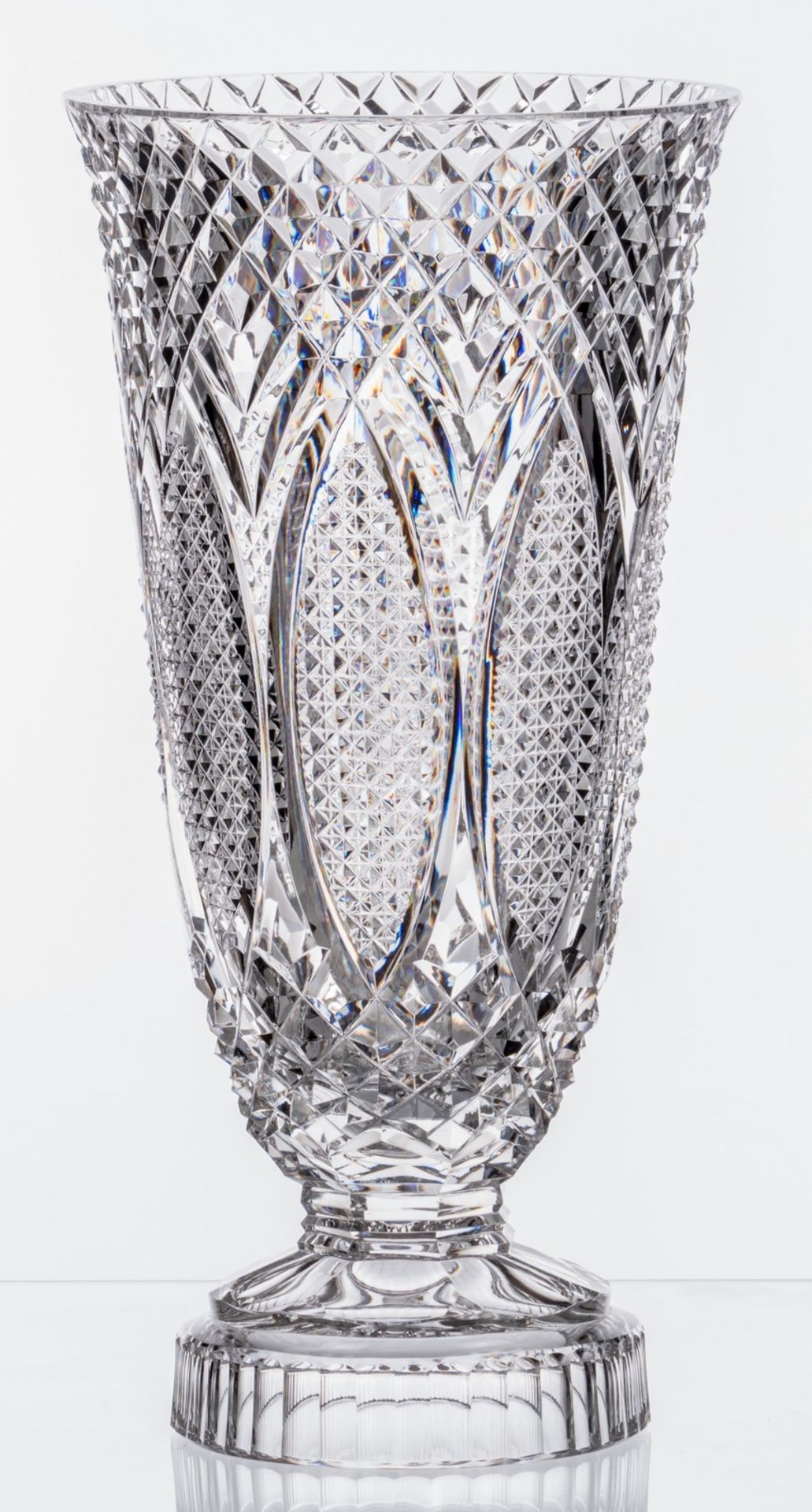 An impressive crystal diamond cut ornamental vase, Val St. Lambert, Fifties, H 56,5 cm - Bild 3 aus 6