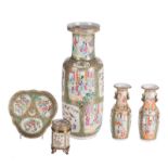 Five various items in Chinese porcelain, Canton, famille rose decorated with court scenes and