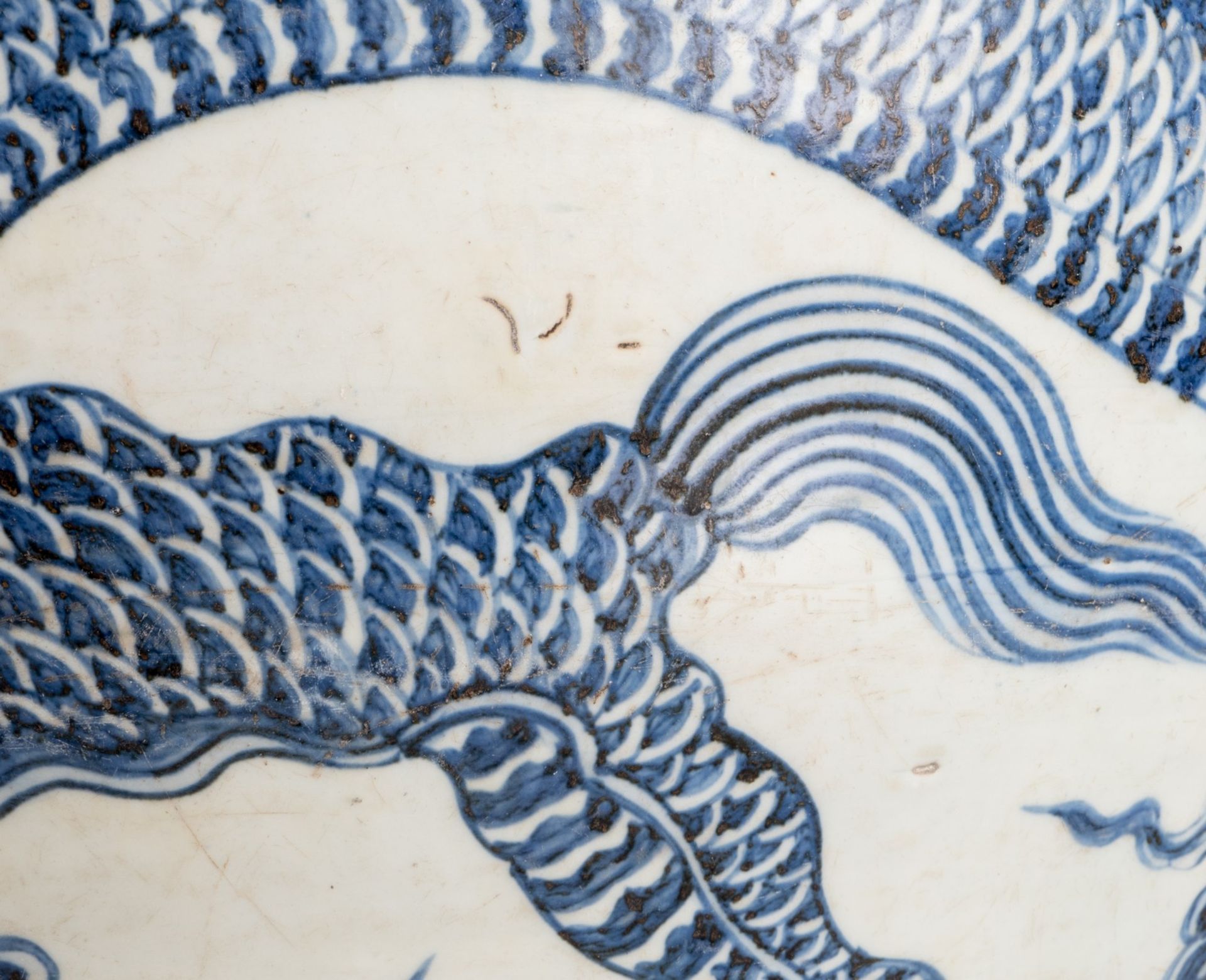 A Chinese blue and white dragon vase, marked, Qing dynasty, H 40,5 cm (cracks) - Bild 11 aus 15