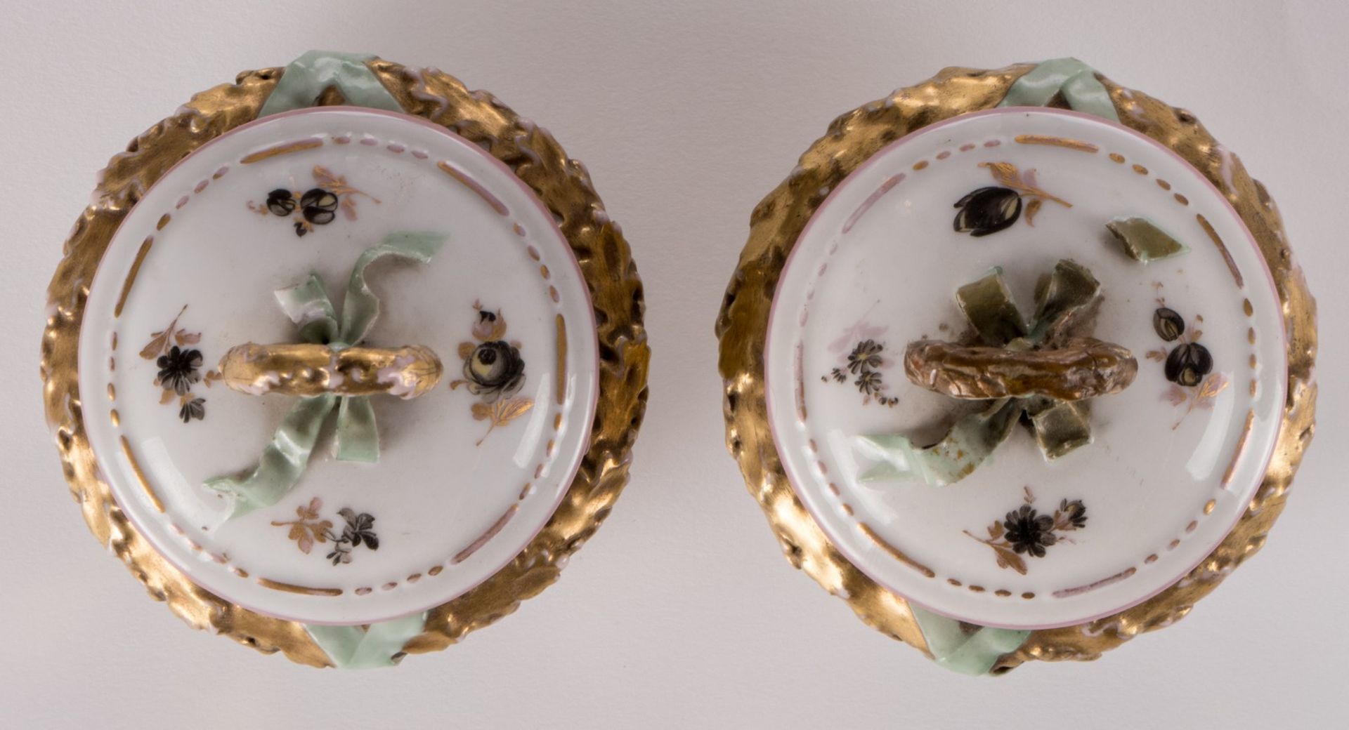 A pair of neoclassical vases with cover, polychrome and gilt decorated, with a Meissen - Augustus - Image 6 of 11