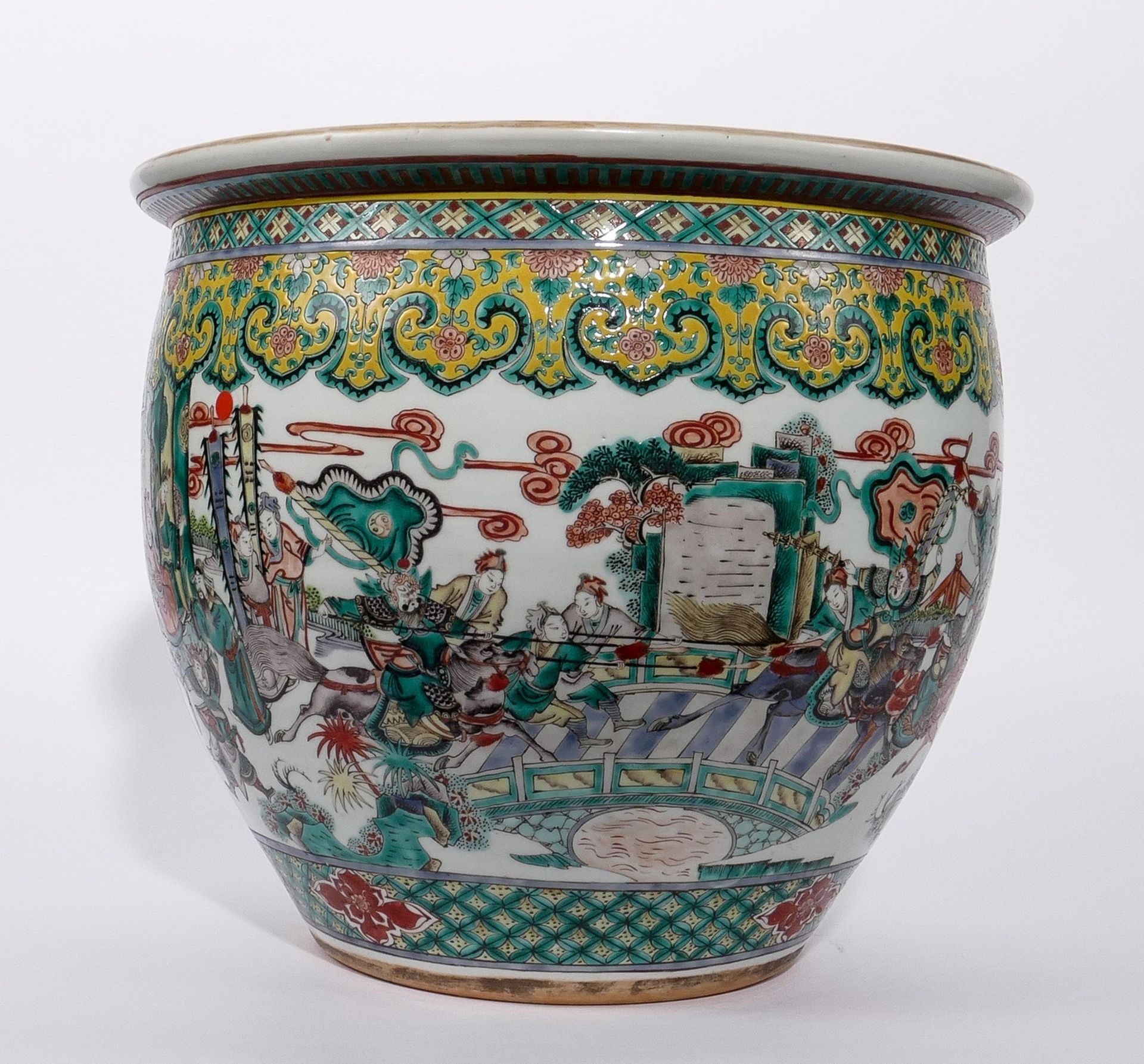 A Chinese famille verte fish bowl, decorated with a court scene and warriors, H 35,5 - Diameter 41 - Bild 2 aus 8