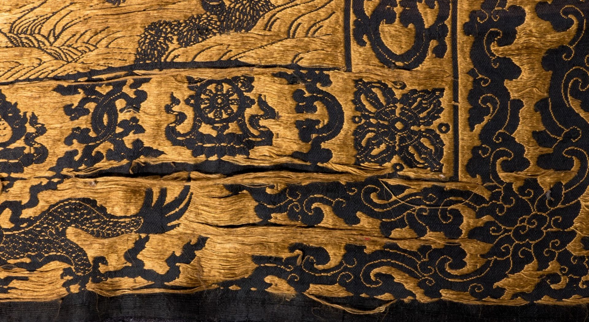 An extraordinary Chinese silk tapestry depicting scenes of a god, dragons and auspicious symbols - Bild 11 aus 14