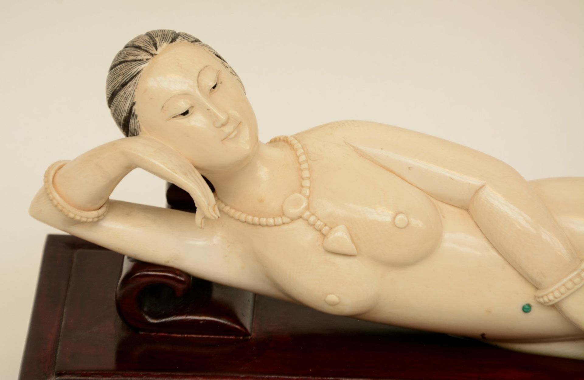 A Chinese ivory Medicine Lady,ivory with coloured engraving decoration with semi-precious stones - Bild 8 aus 8