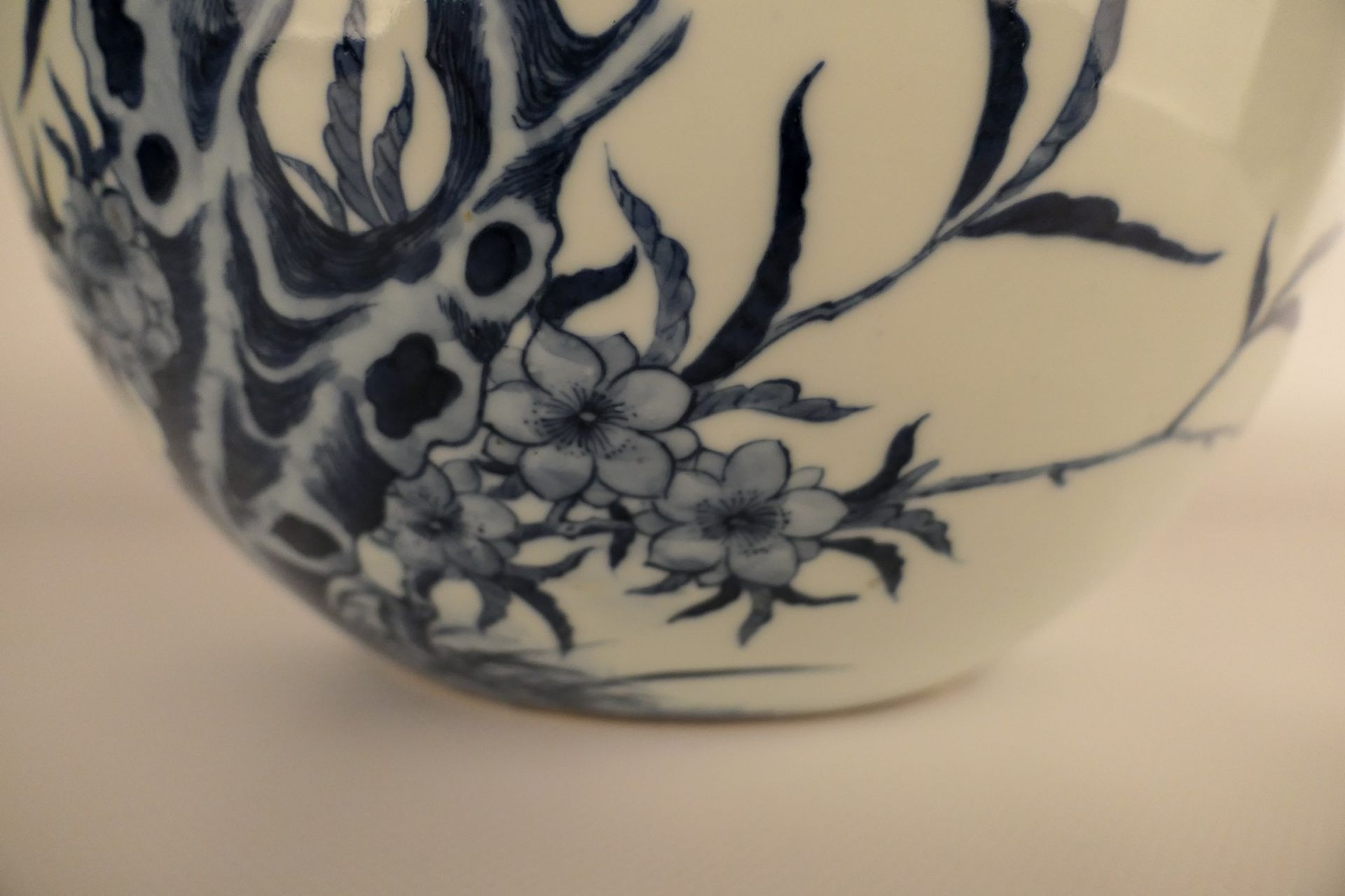 A Chinese blue and white nine peaches bottle vase, marked Qianlong, H 38,5 cm - Bild 9 aus 14