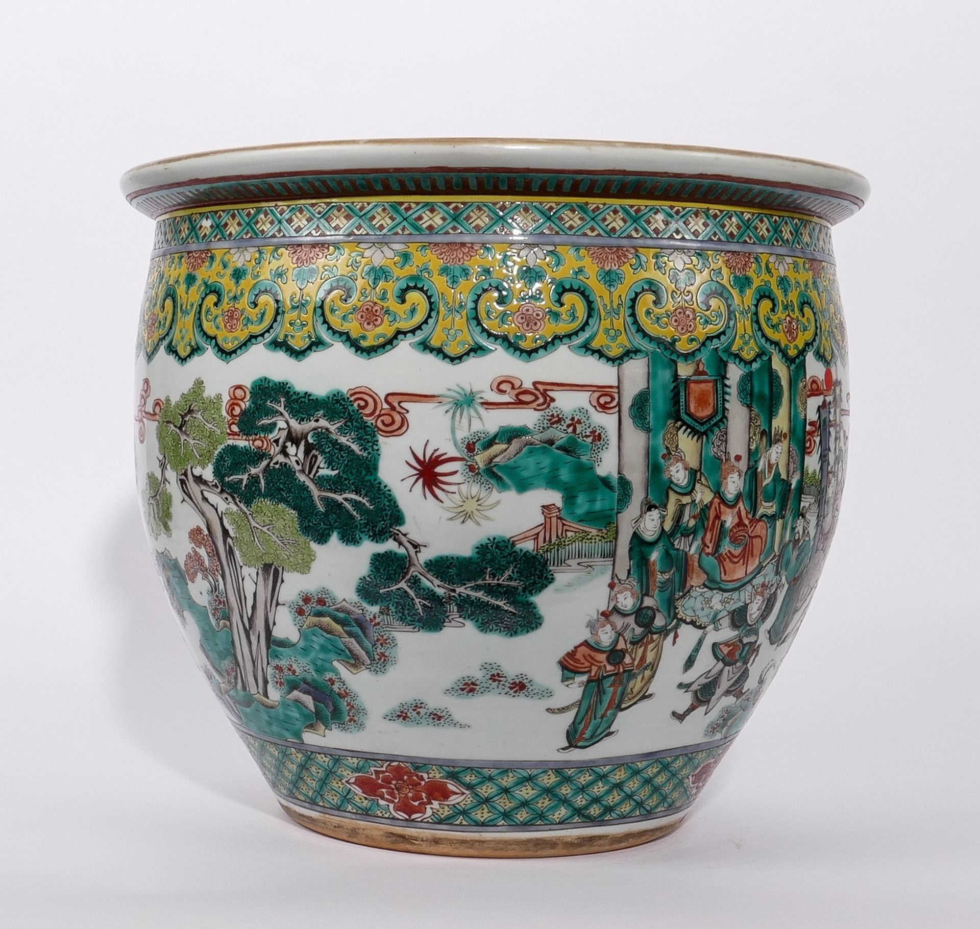 A Chinese famille verte fish bowl, decorated with a court scene and warriors, H 35,5 - Diameter 41 - Bild 6 aus 8