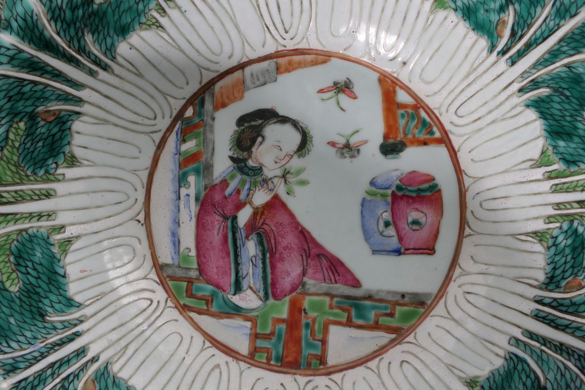 A Chinese famille rose bowl, decorated with a lady in a pavilion; added a ditto bowl, decorated with - Bild 8 aus 12