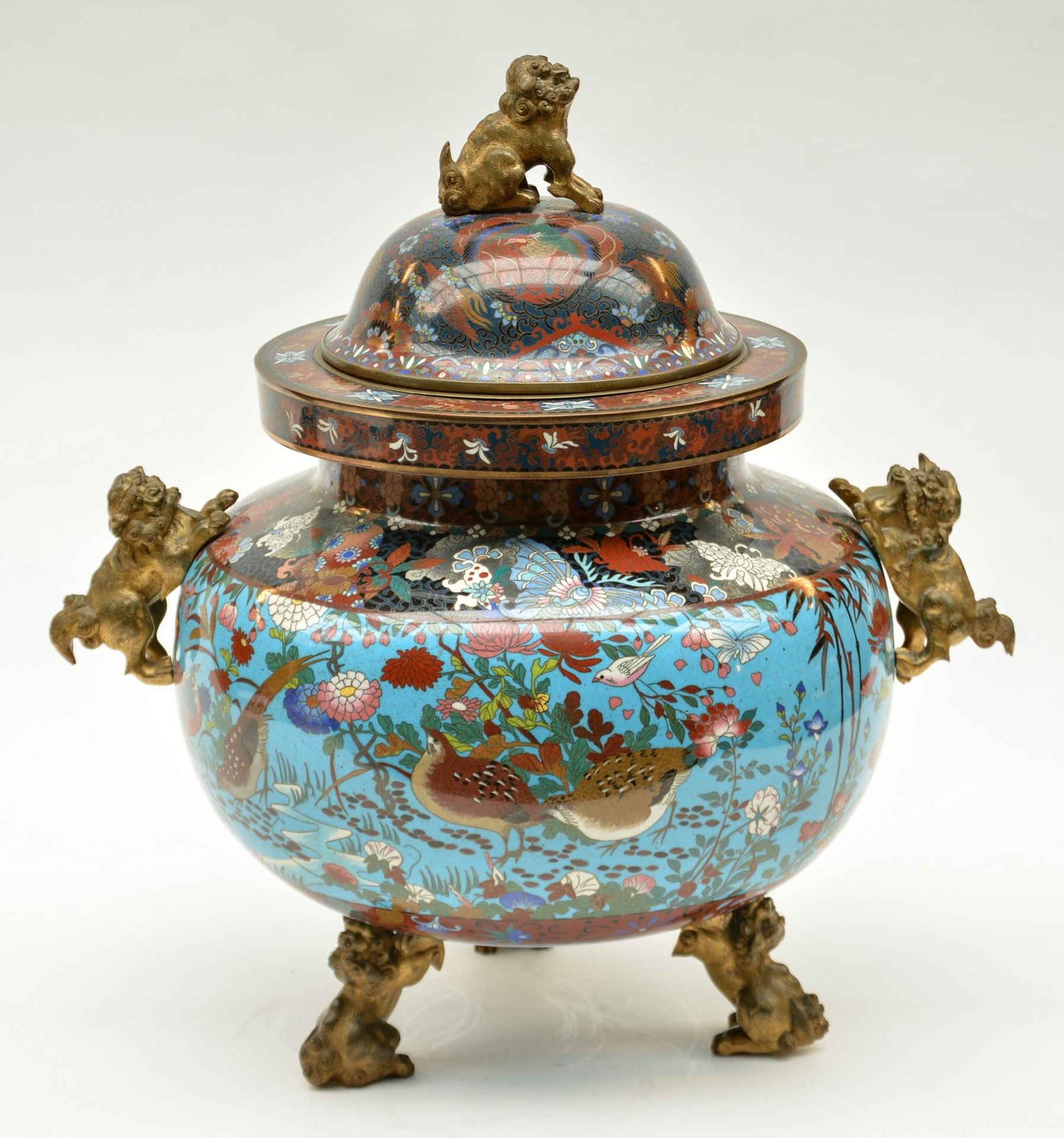 A Chinese cloisonné vase and cover, decorated with animals and floral motifs, the gilt bronze - Bild 3 aus 18