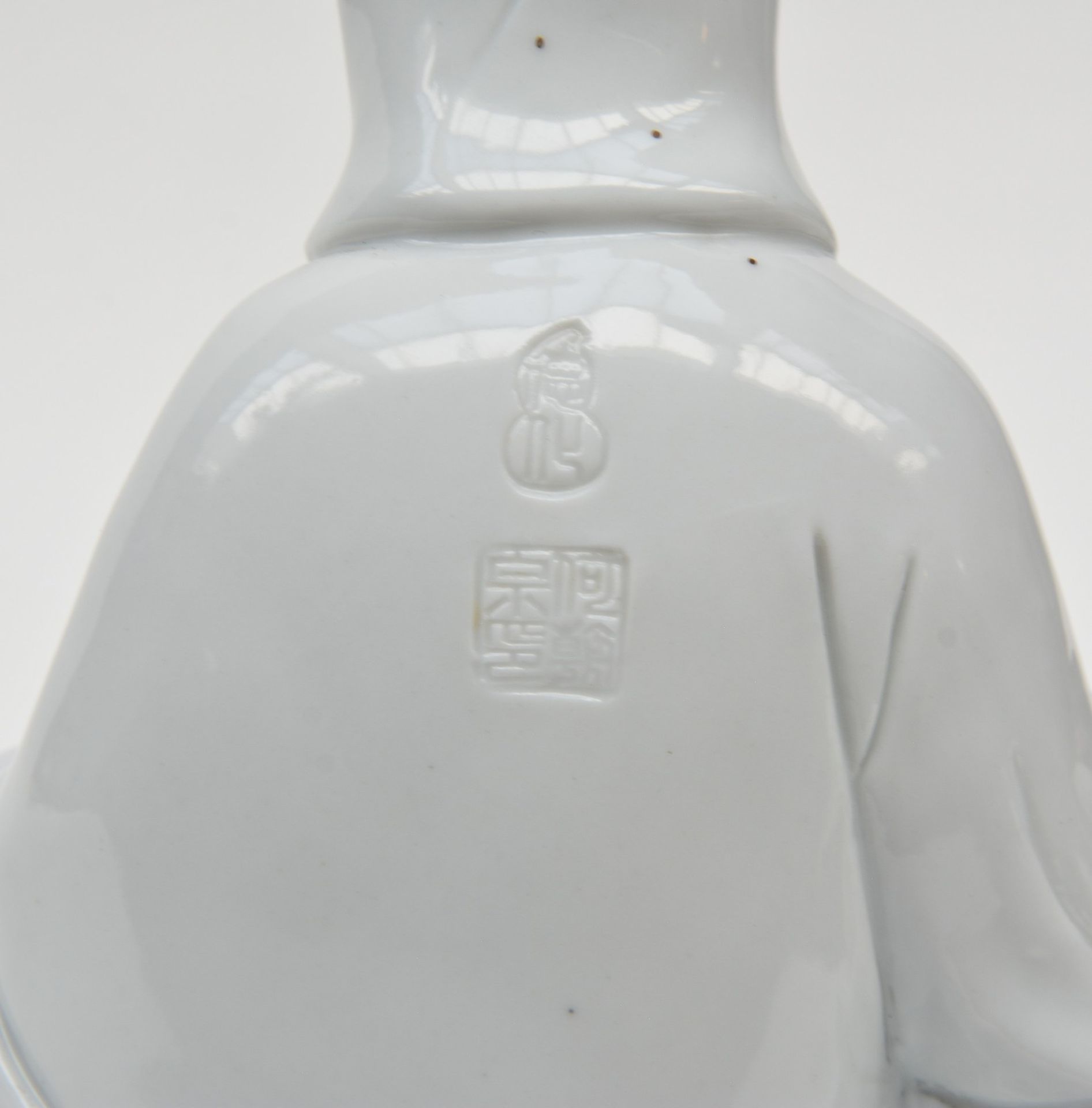 A Chinese 'Blanc de Chine' statue of a Guanyin, marked, 20thC, H 24 cm - Bild 8 aus 9