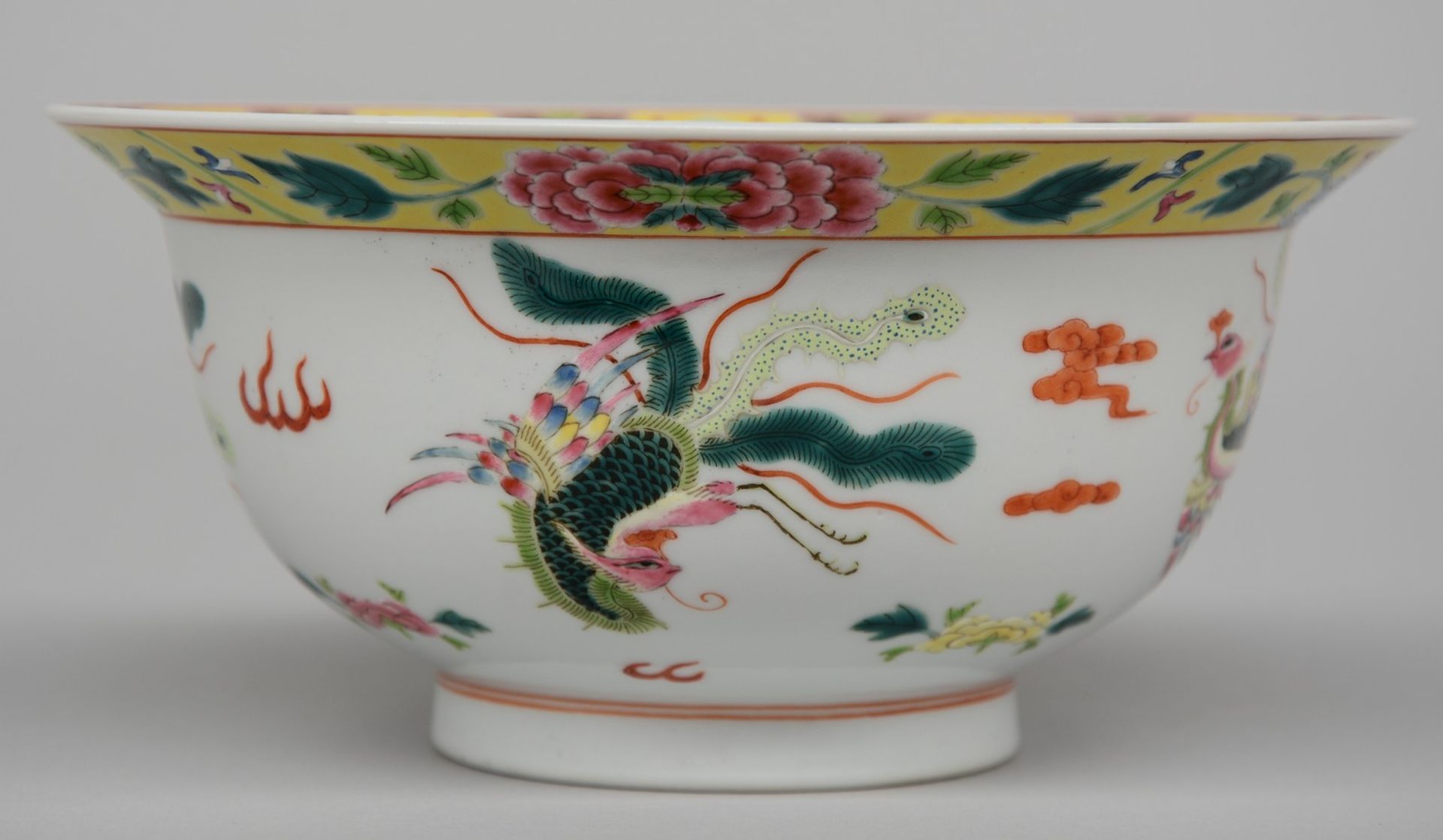 A Chinese polychrome bowl, decorated with butterflies and flowers, marked Kangxi (1662 - 1722), - Bild 3 aus 8