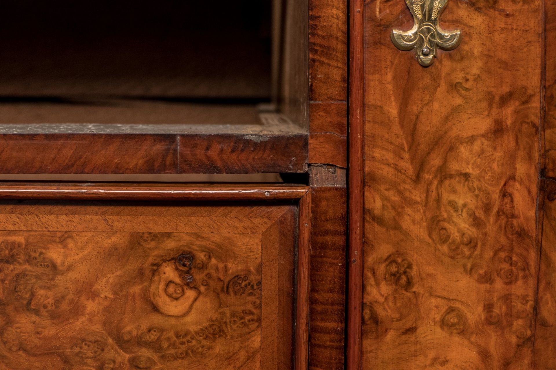 An exceptional walnut veneered Dutch cabinet, third quarter 18thC, H 248 - W 184 - D 69 cm - Bild 12 aus 18