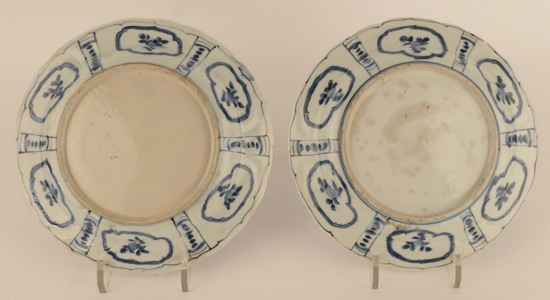 Two Chinese kraak porcelain dishes, blue and white decorated with a deer in a landscape and floral - Bild 2 aus 11