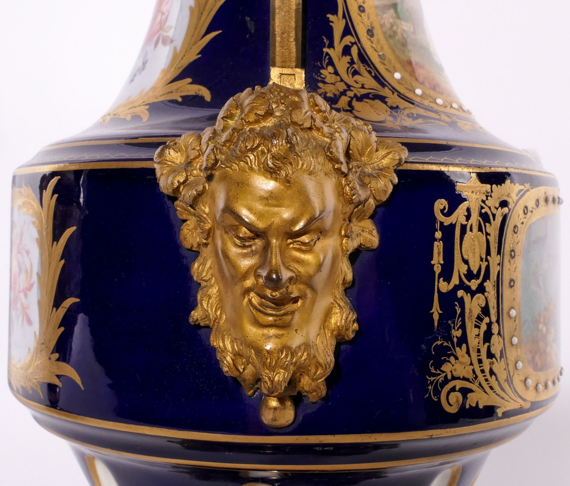 A pair of Neoclassical vases in Sèvres-porcelain, blue royale ground, the front with gilt cartouches - Image 11 of 11