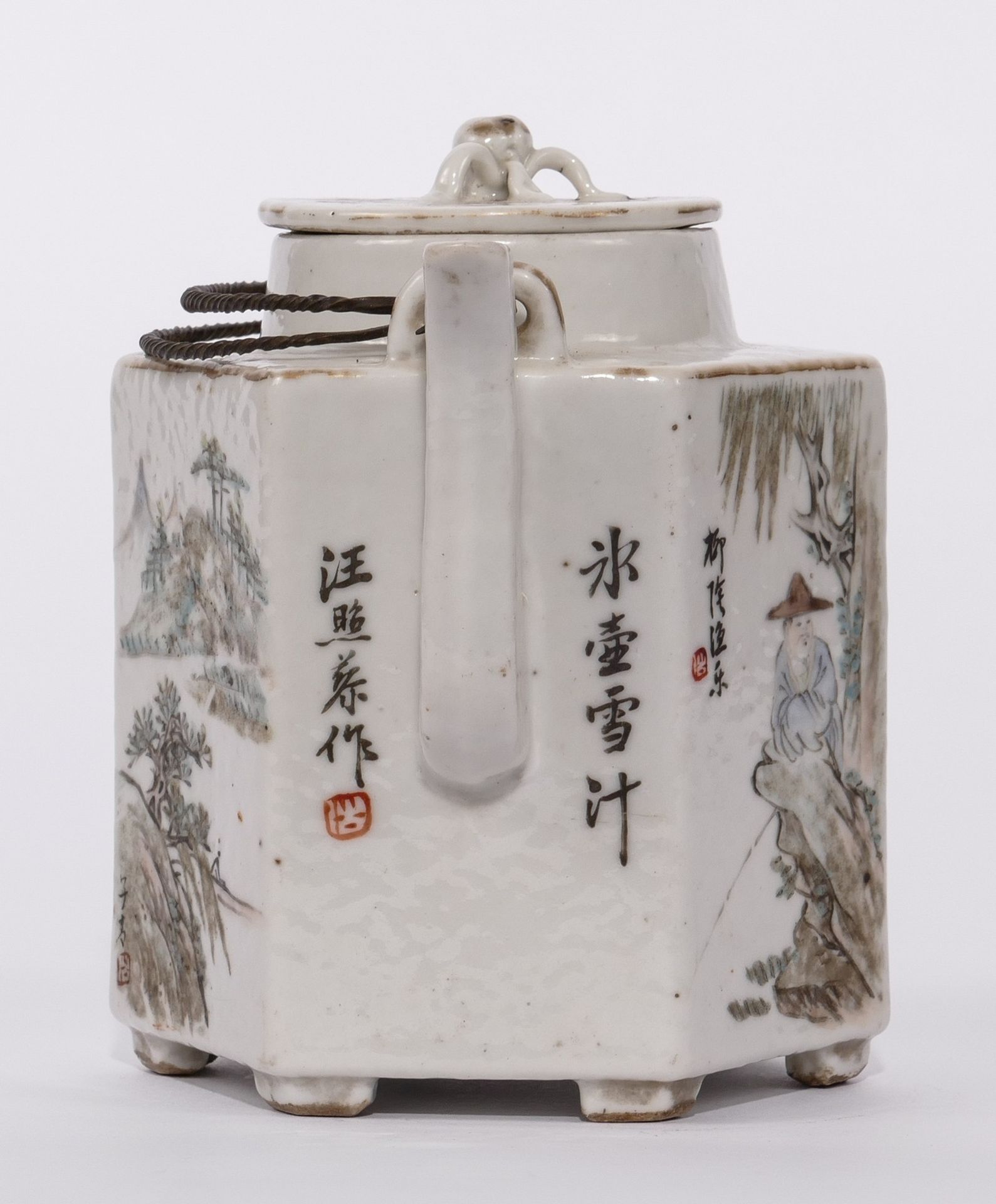 A Chinese hexagonal polychrome teapot and cover, decorated with an animated scene, a landscape and a - Bild 4 aus 12