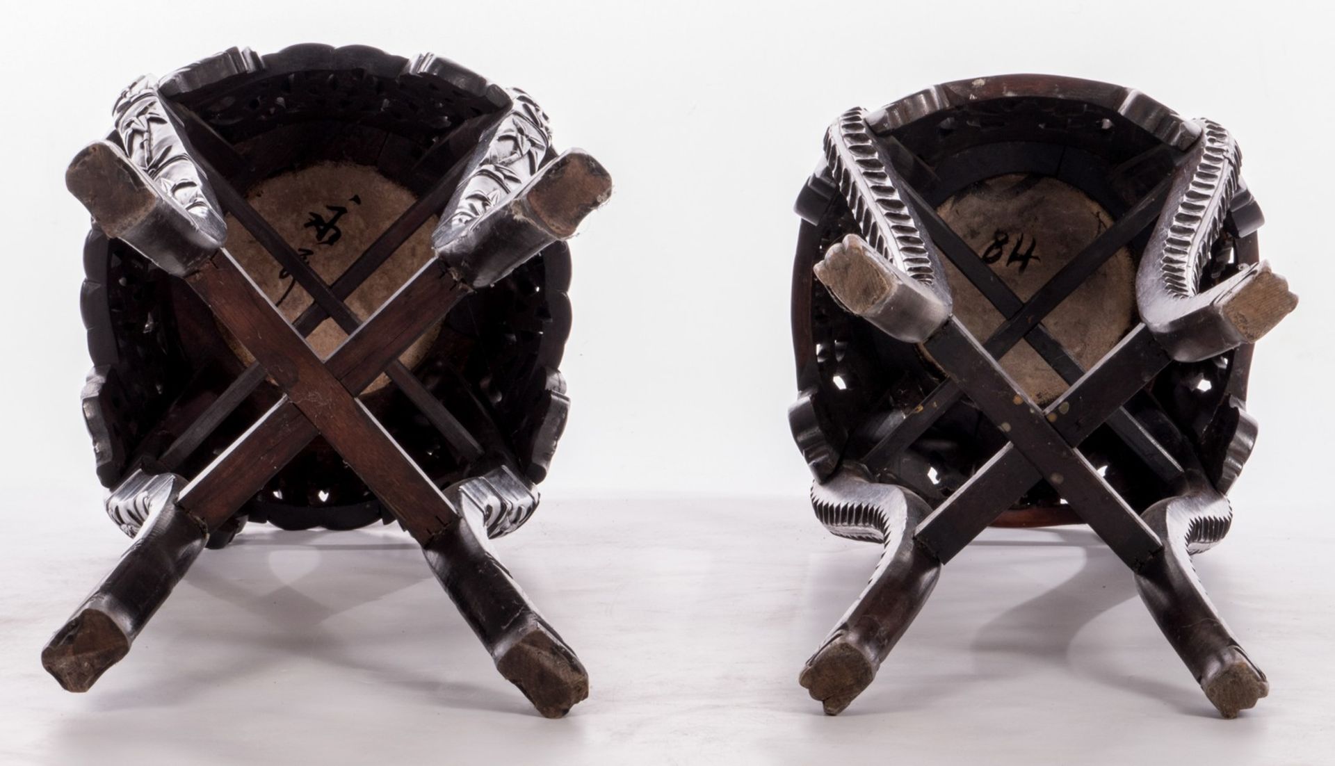 Two Chinese carved hardwood stools with marble top, about 1900, H 91 - 92 cm, Diameter 39 - 41 cm ( - Bild 8 aus 9