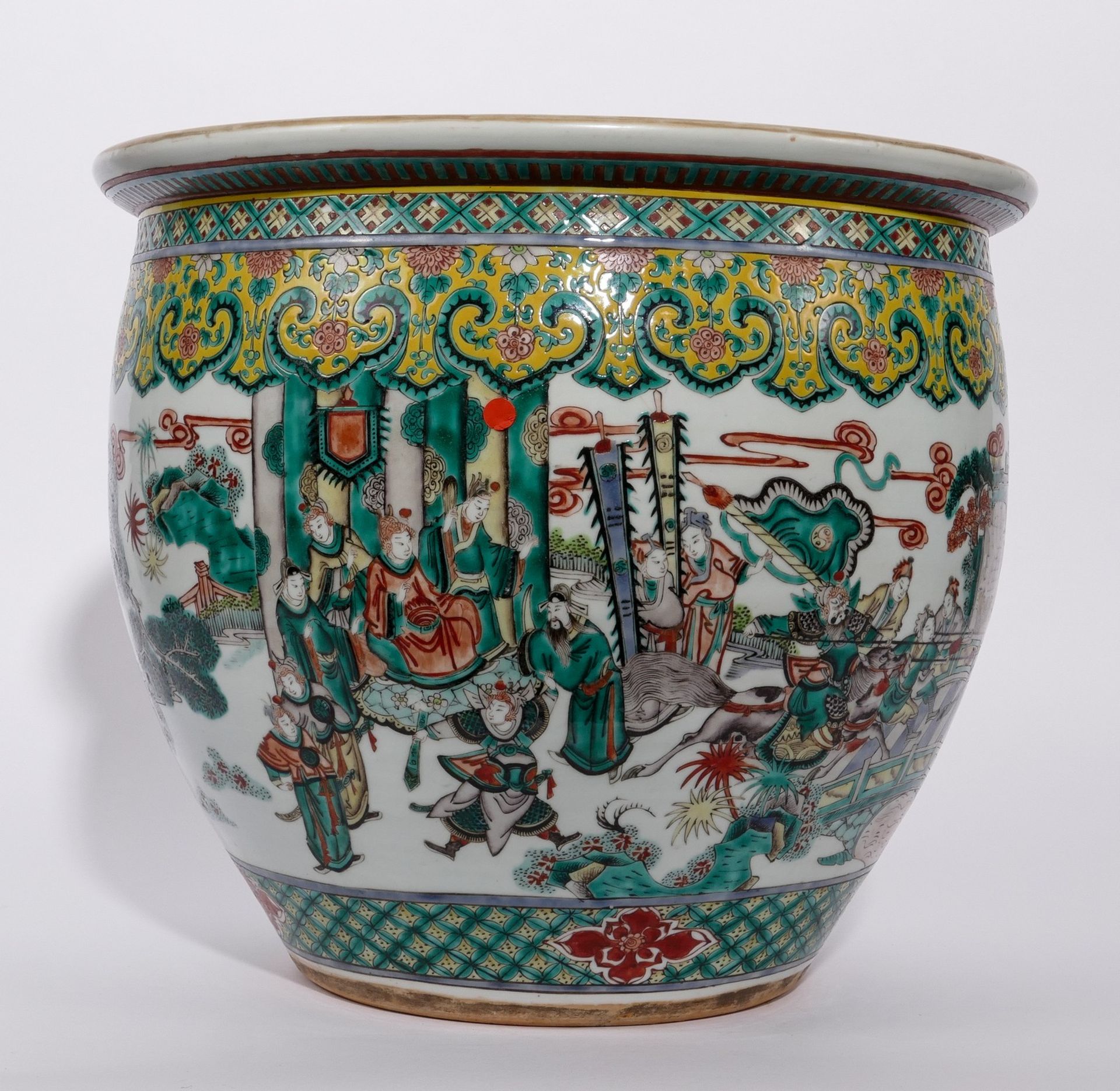 A Chinese famille verte fish bowl, decorated with a court scene and warriors, H 35,5 - Diameter 41 - Bild 3 aus 8