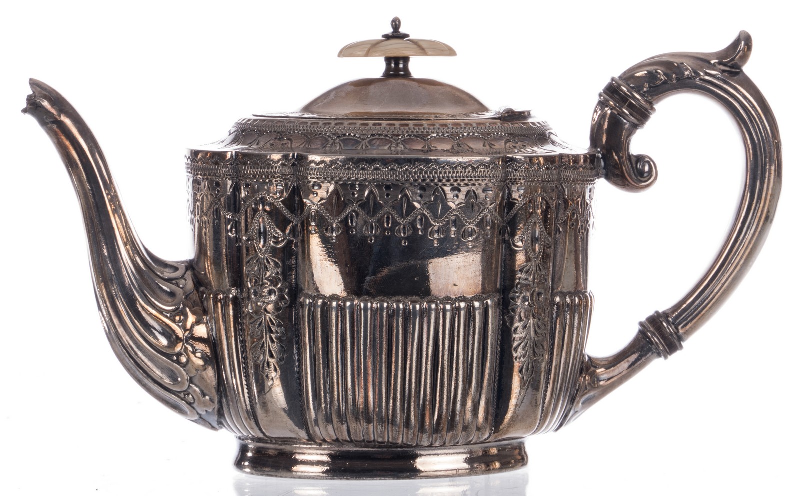 A lot of five English silver plated tea and coffee pots, Victorian, H 14 - 22 cm - Image 7 of 12