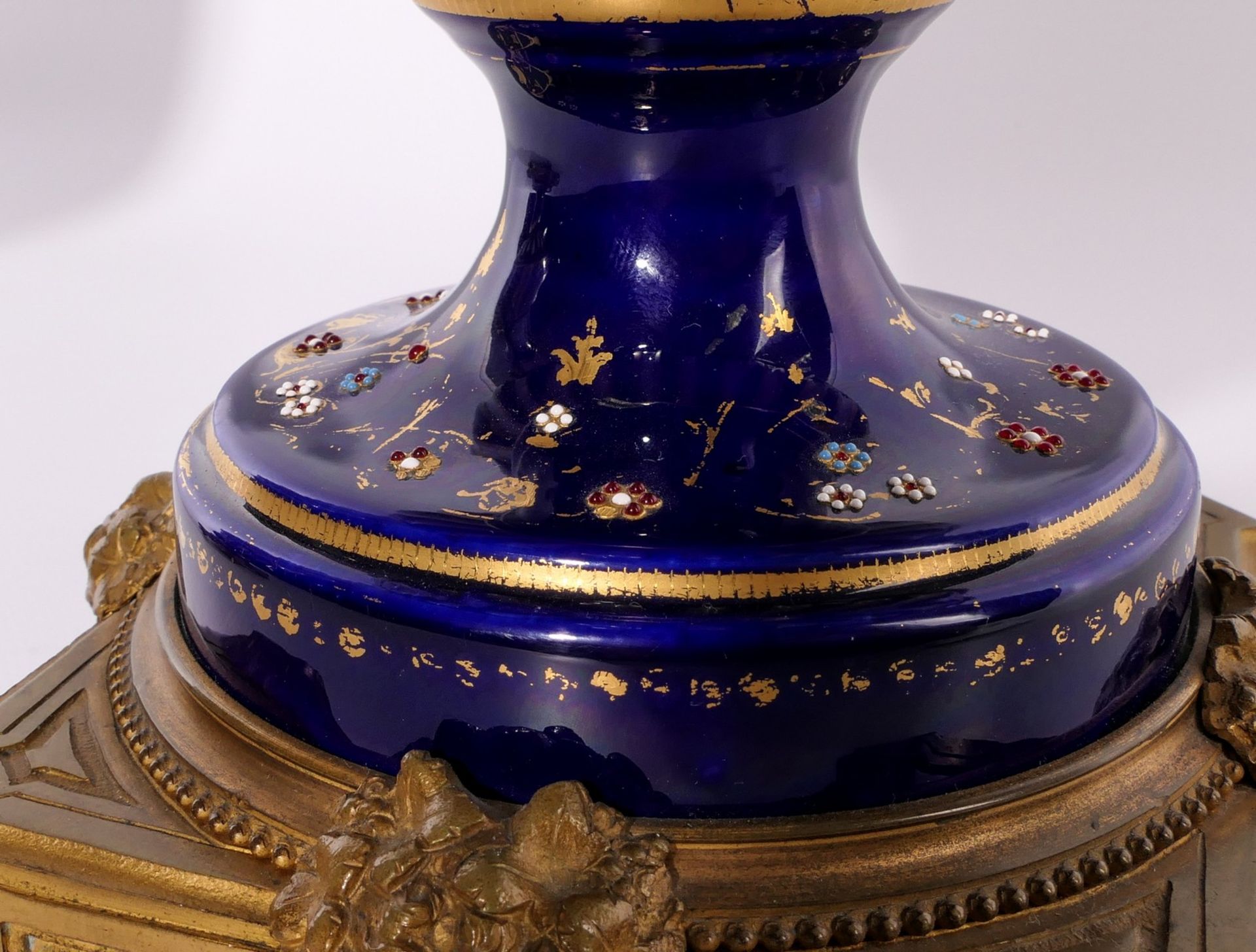 A pair of Neoclassical vases in Sèvres-porcelain, blue royale ground, the front with gilt cartouches - Image 9 of 11