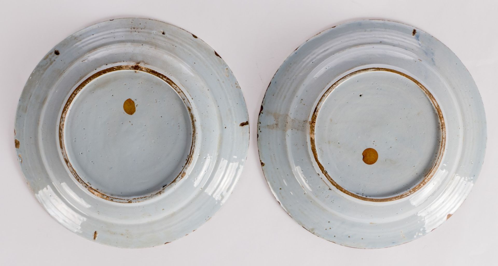 A pair of 18thC tin glazed and bleu decorated Dutch Delftware plates, (the usual glaze flaking to - Image 2 of 16