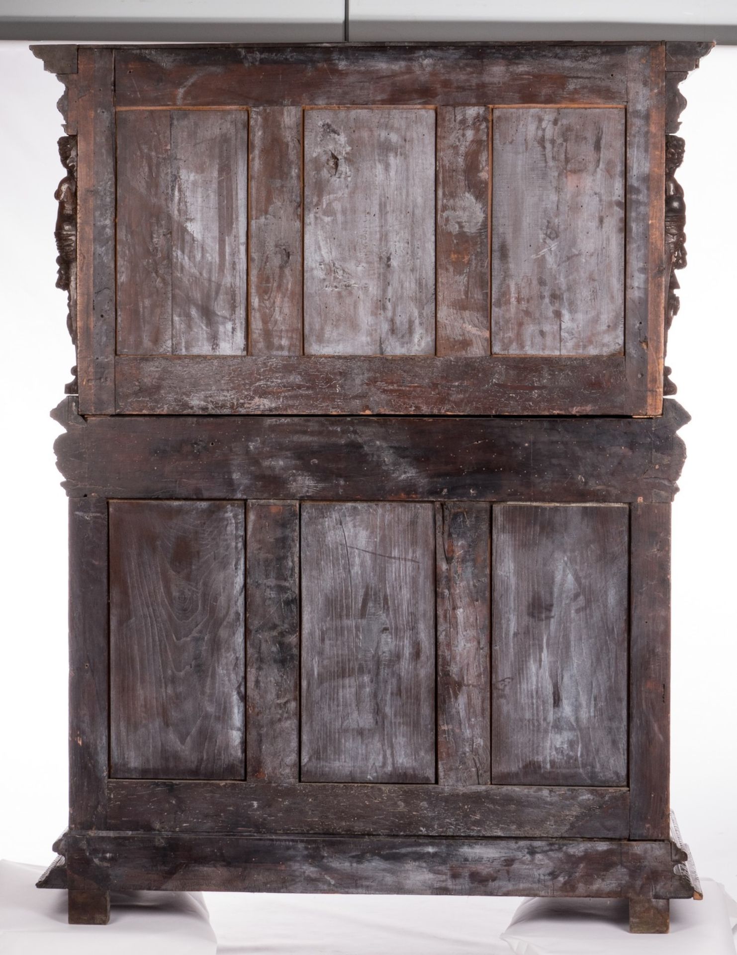 An Italian richly sculpted walnut credenza with some 17thC fragments, H 172 - W 132,5 - D 52 cm - Bild 4 aus 10