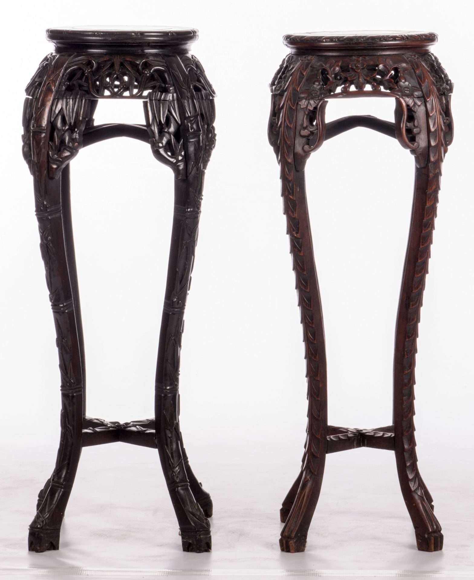 Two Chinese carved hardwood stools with marble top, about 1900, H 91 - 92 cm, Diameter 39 - 41 cm ( - Bild 2 aus 9