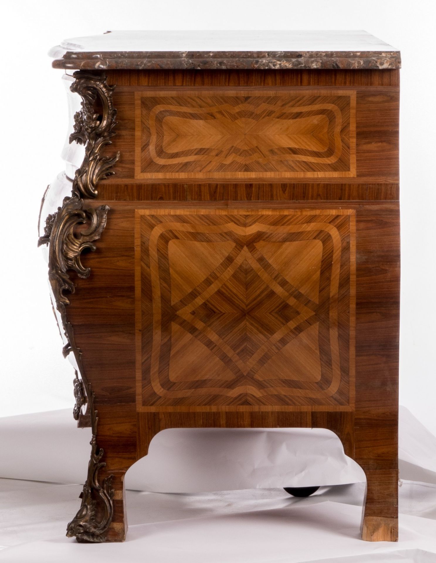 Commode à la régence, Rococo style, mahogany and rosewood veneer, bronze mounts and marble top, H 89 - Bild 8 aus 16