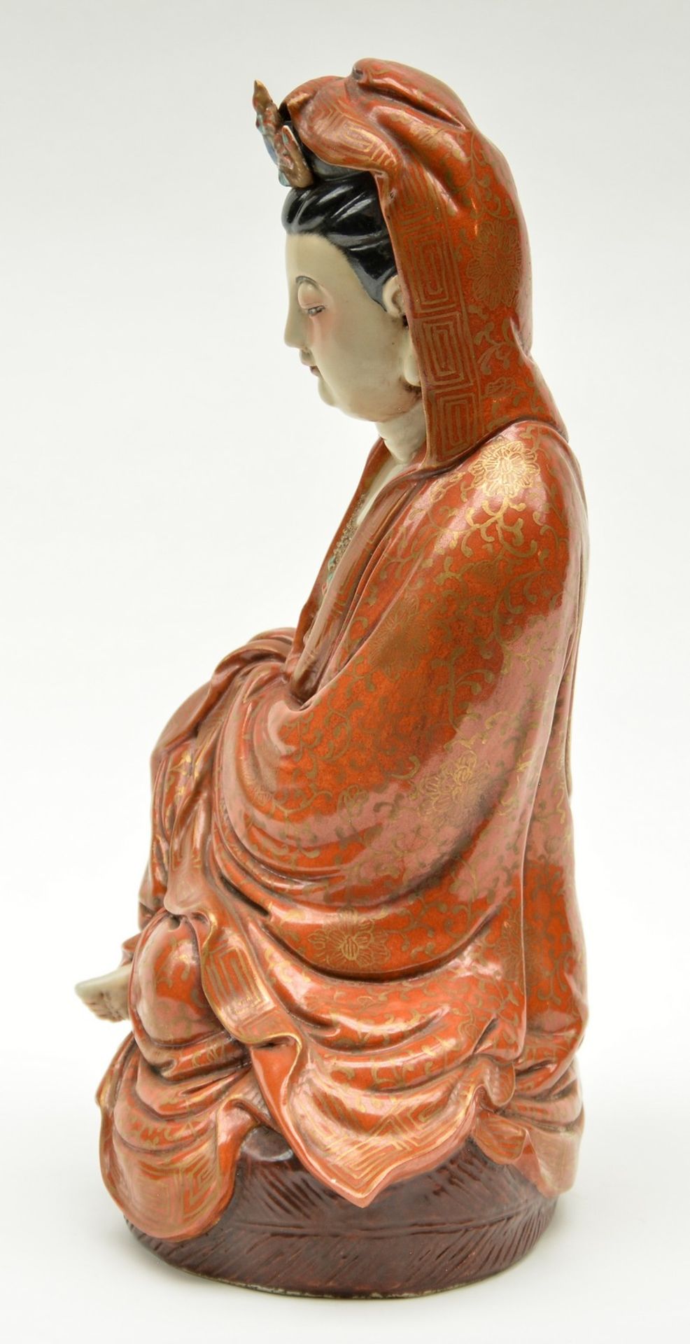 A Chinese polychrome decorated Guanyin, H 36 cm - Bild 2 aus 9